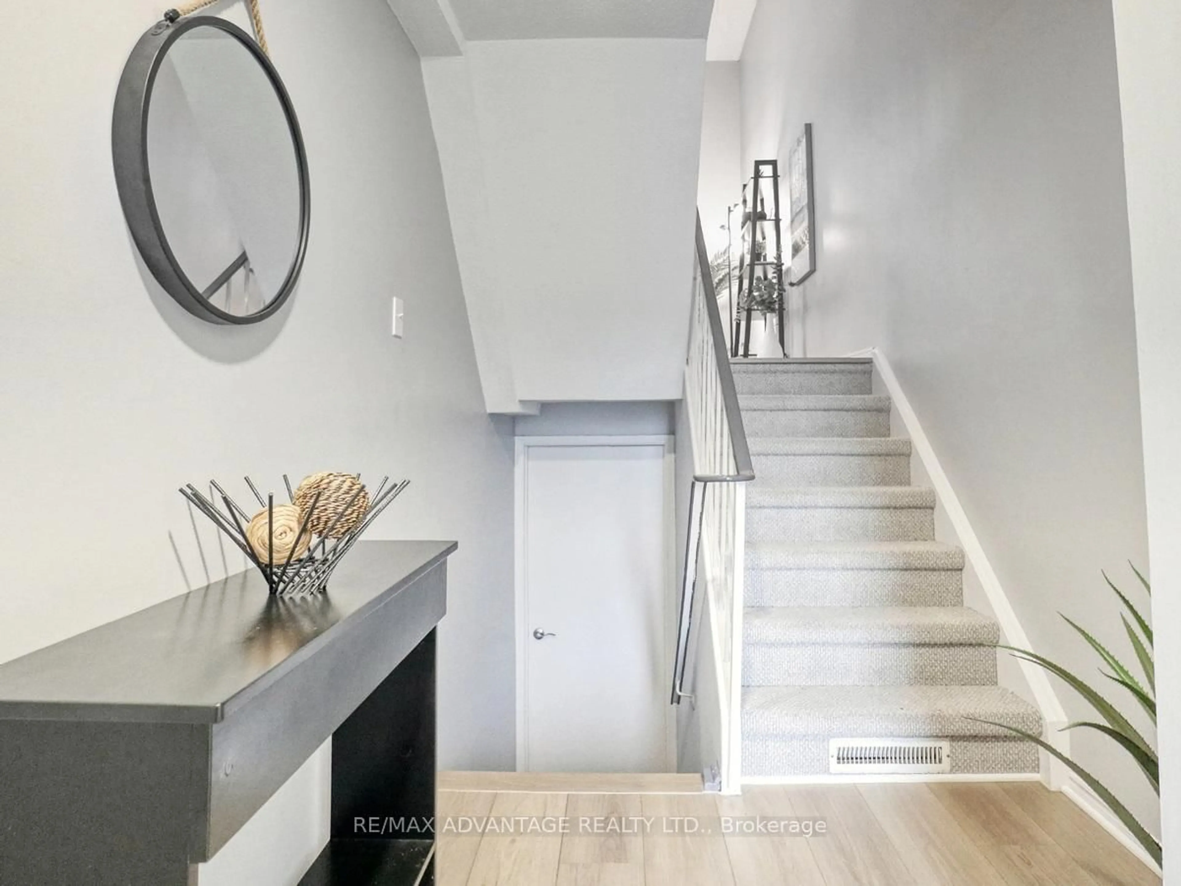 Indoor entryway for 1214 Limberlost Rd, London North Ontario N6G 3A5