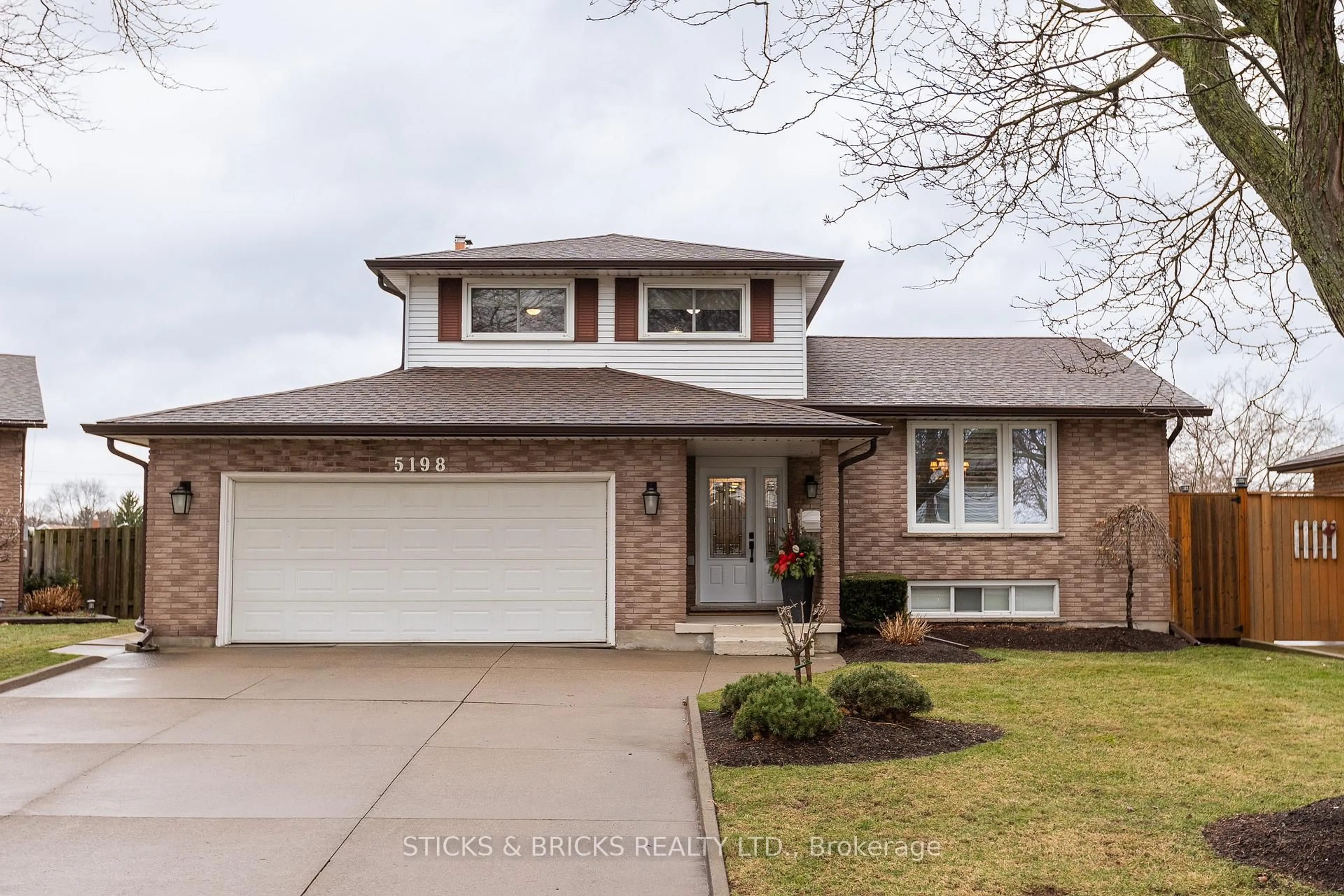 Home with brick exterior material, street for 5198 Valley View Cres, Niagara Falls Ontario L2E 7E5
