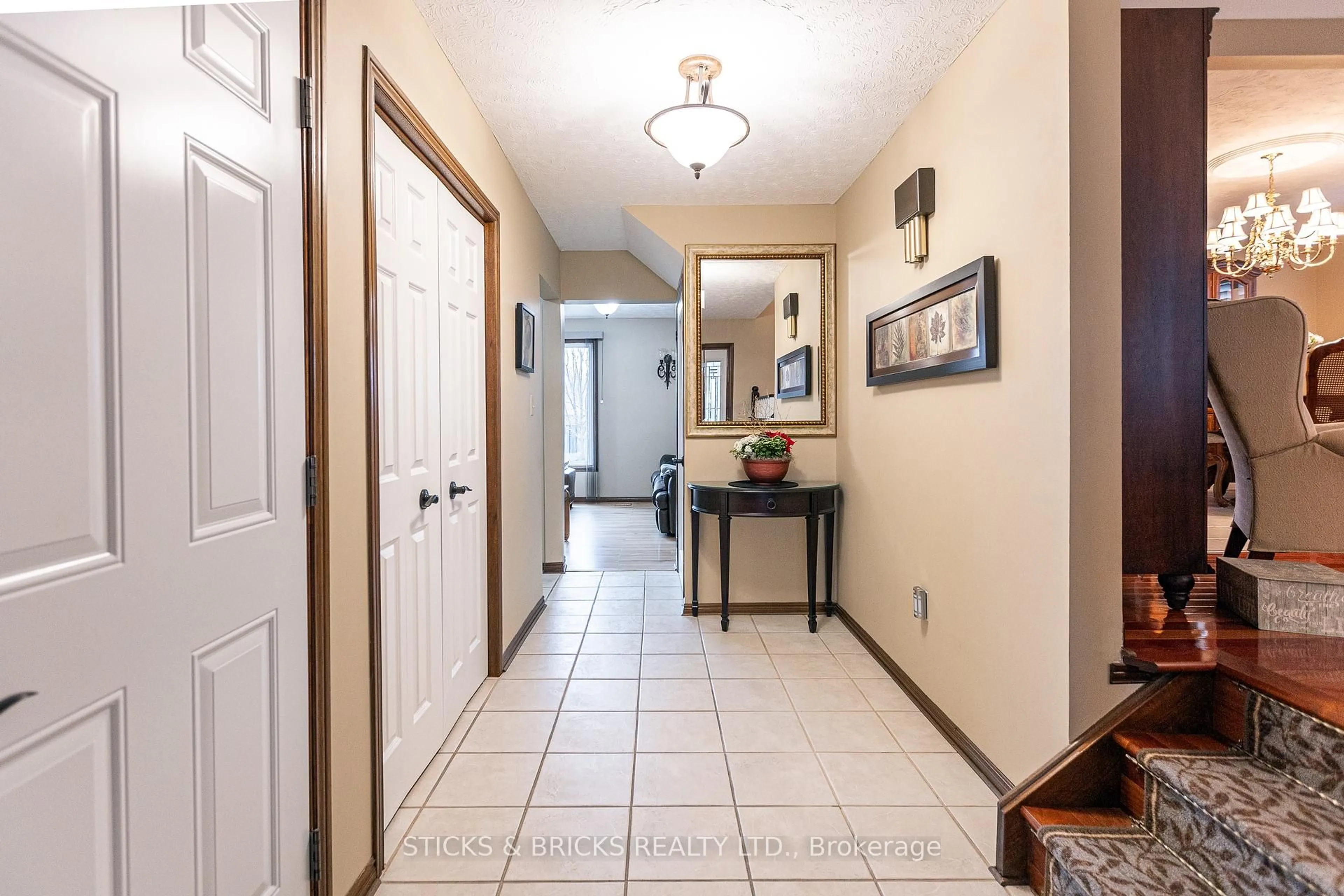 Indoor entryway for 5198 Valley View Cres, Niagara Falls Ontario L2E 7E5