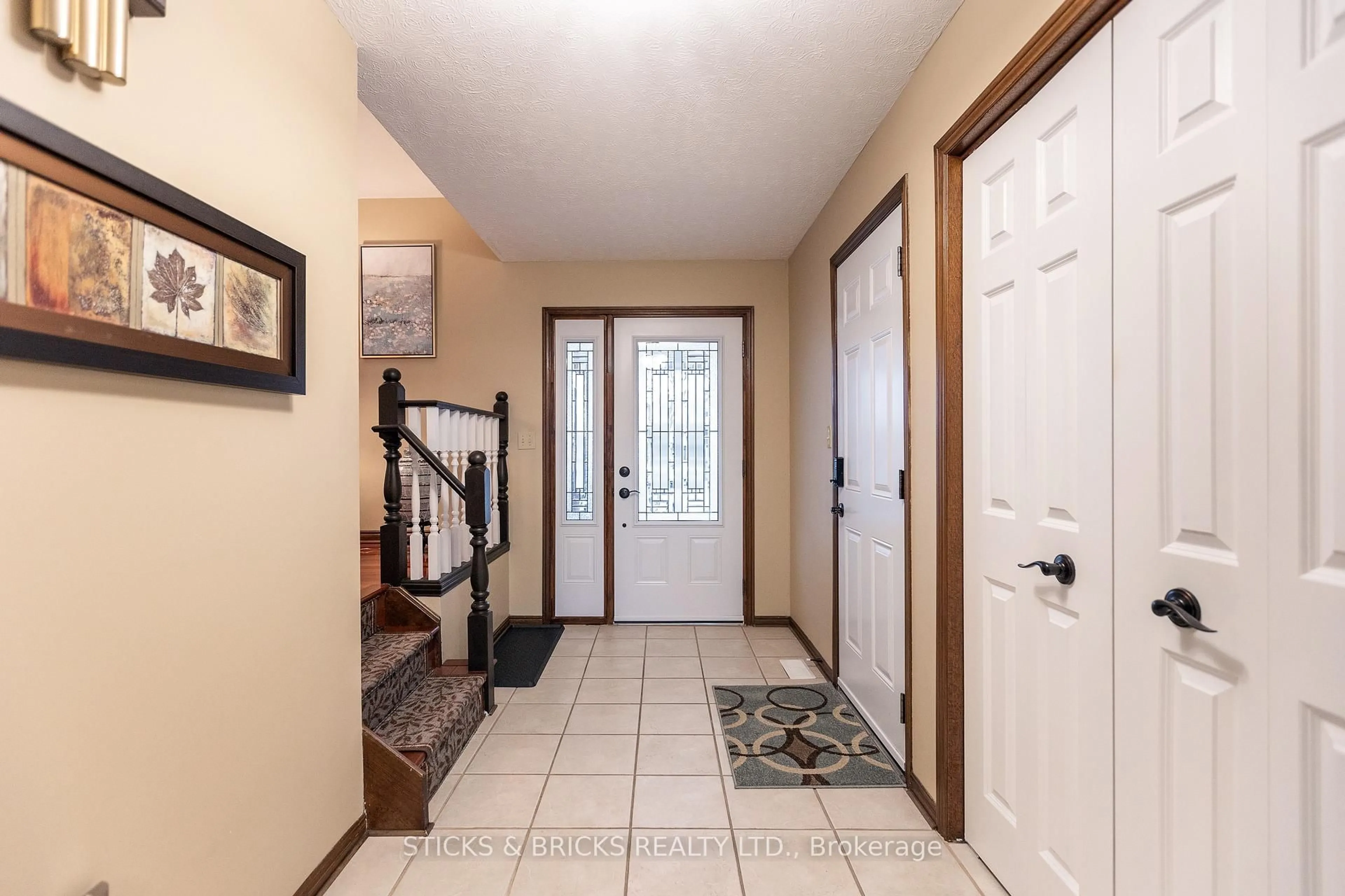 Indoor entryway for 5198 Valley View Cres, Niagara Falls Ontario L2E 7E5