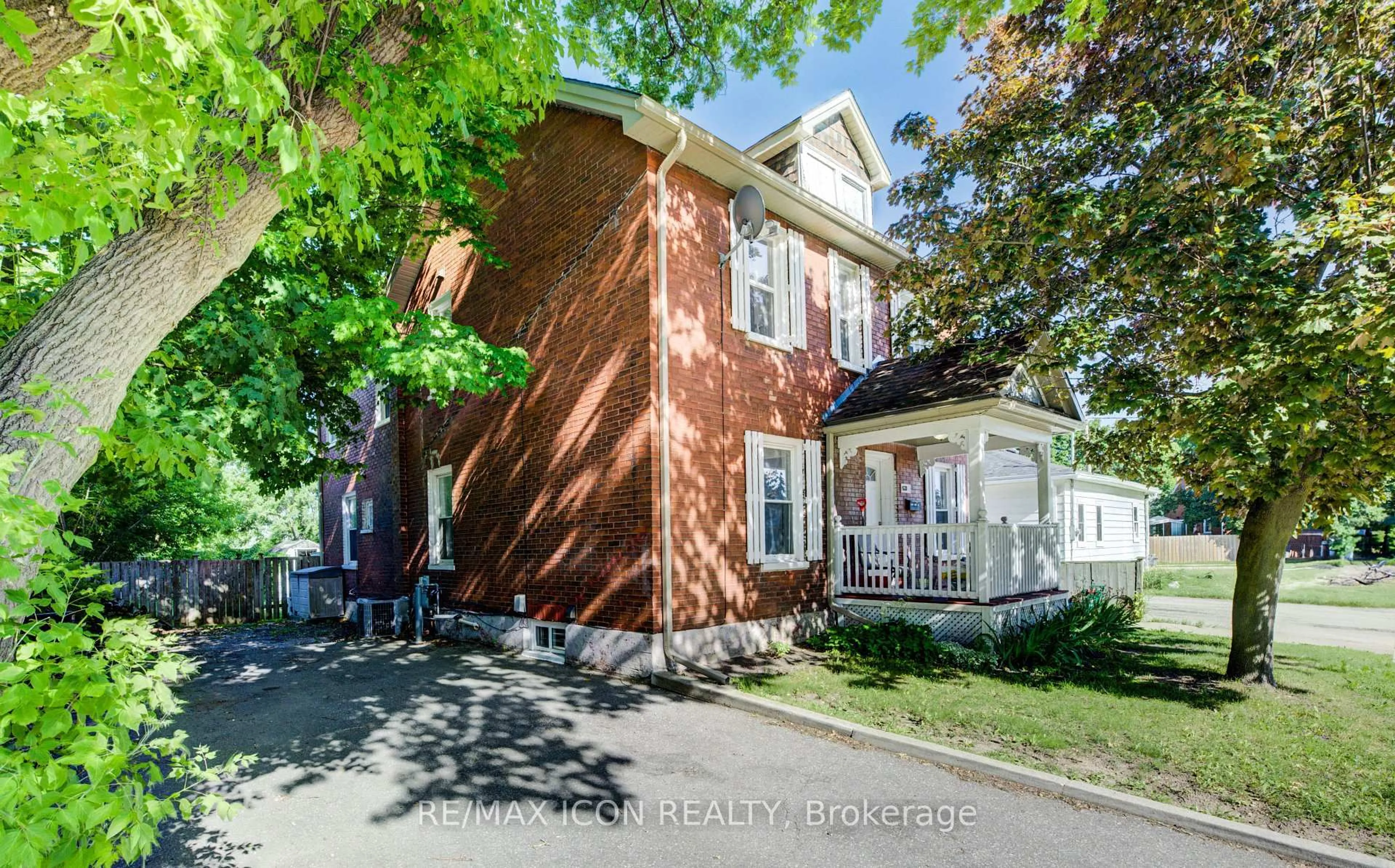 Home with brick exterior material, street for 63 Brook St, Cambridge Ontario N1R 4C4
