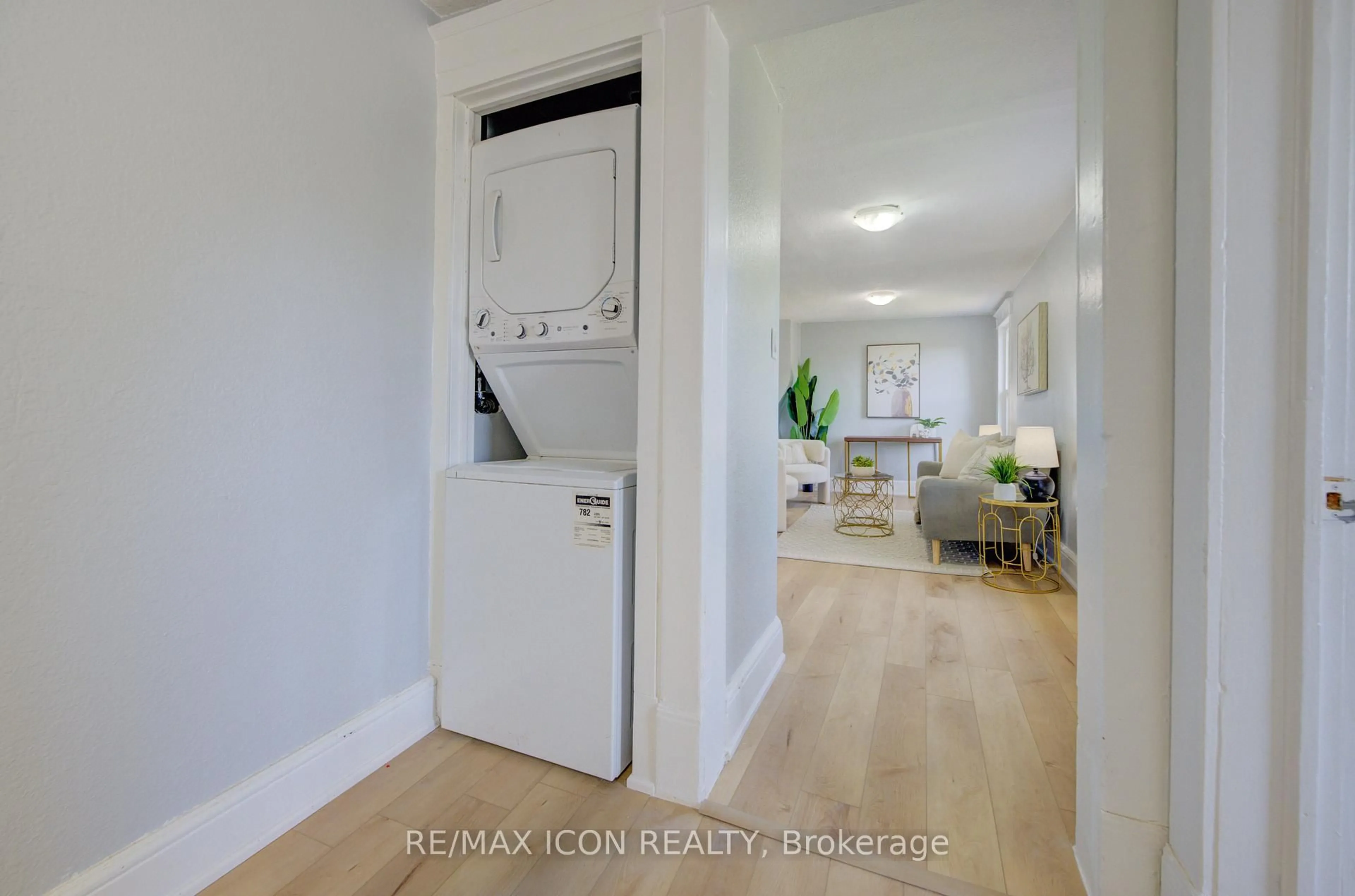 Indoor entryway for 63 Brook St, Cambridge Ontario N1R 4C4
