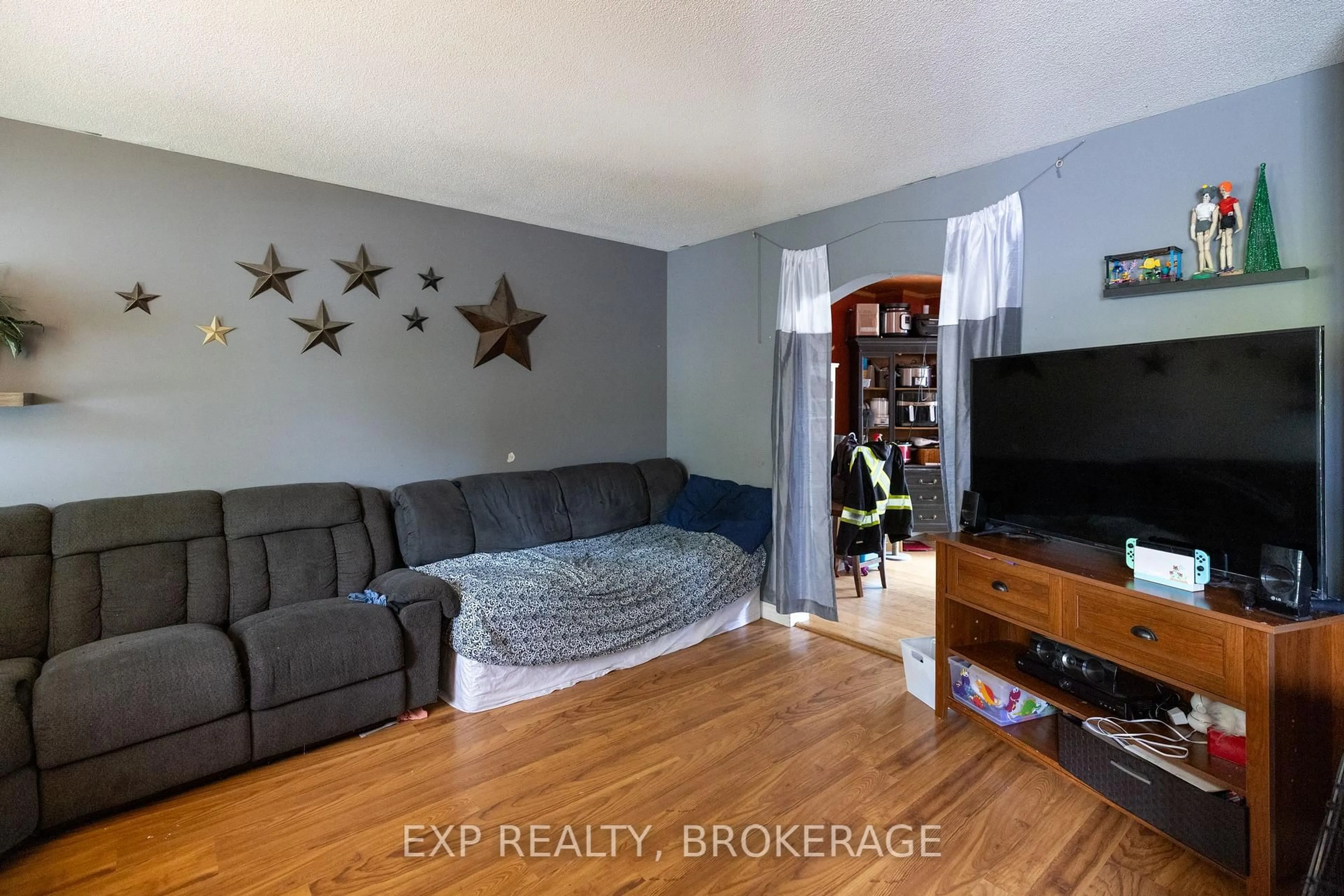 Living room with furniture, wood/laminate floor for 908 Uxbridge Cres, Kingston Ontario K7M 8K9