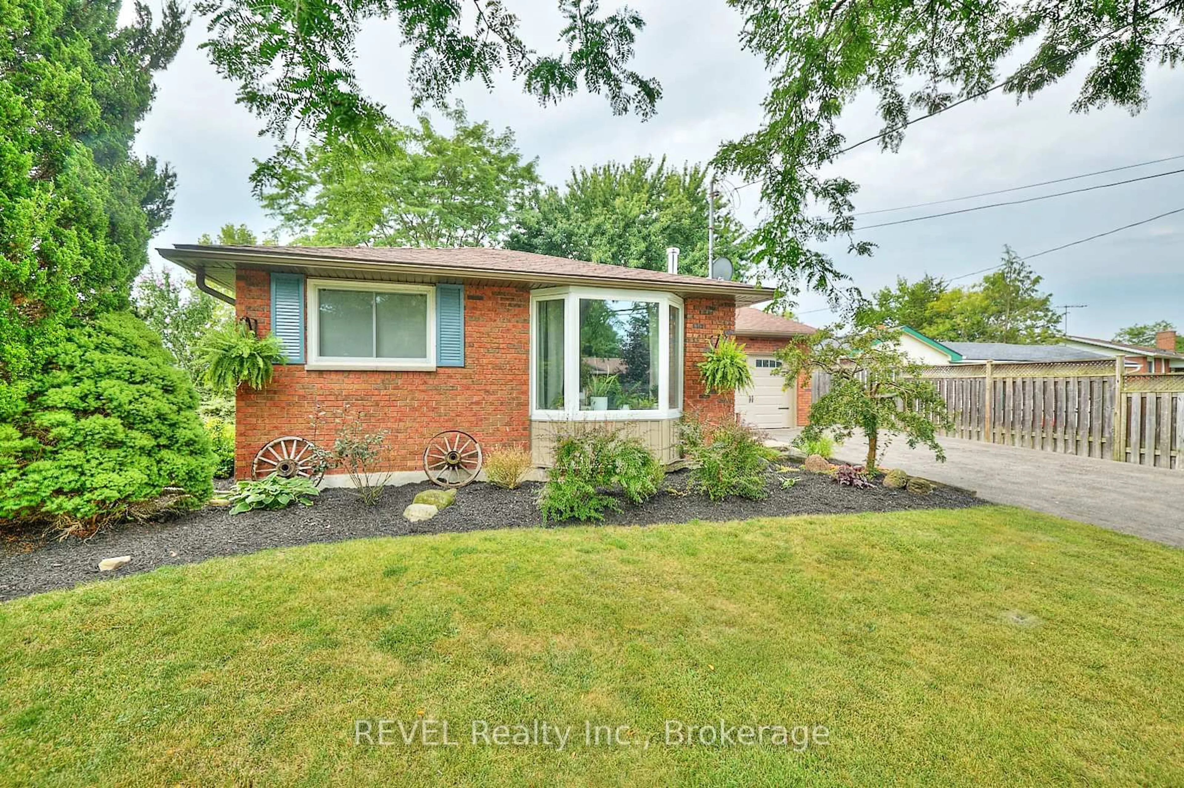 Home with brick exterior material, street for 186 Colver St, West Lincoln Ontario L0R 2A0