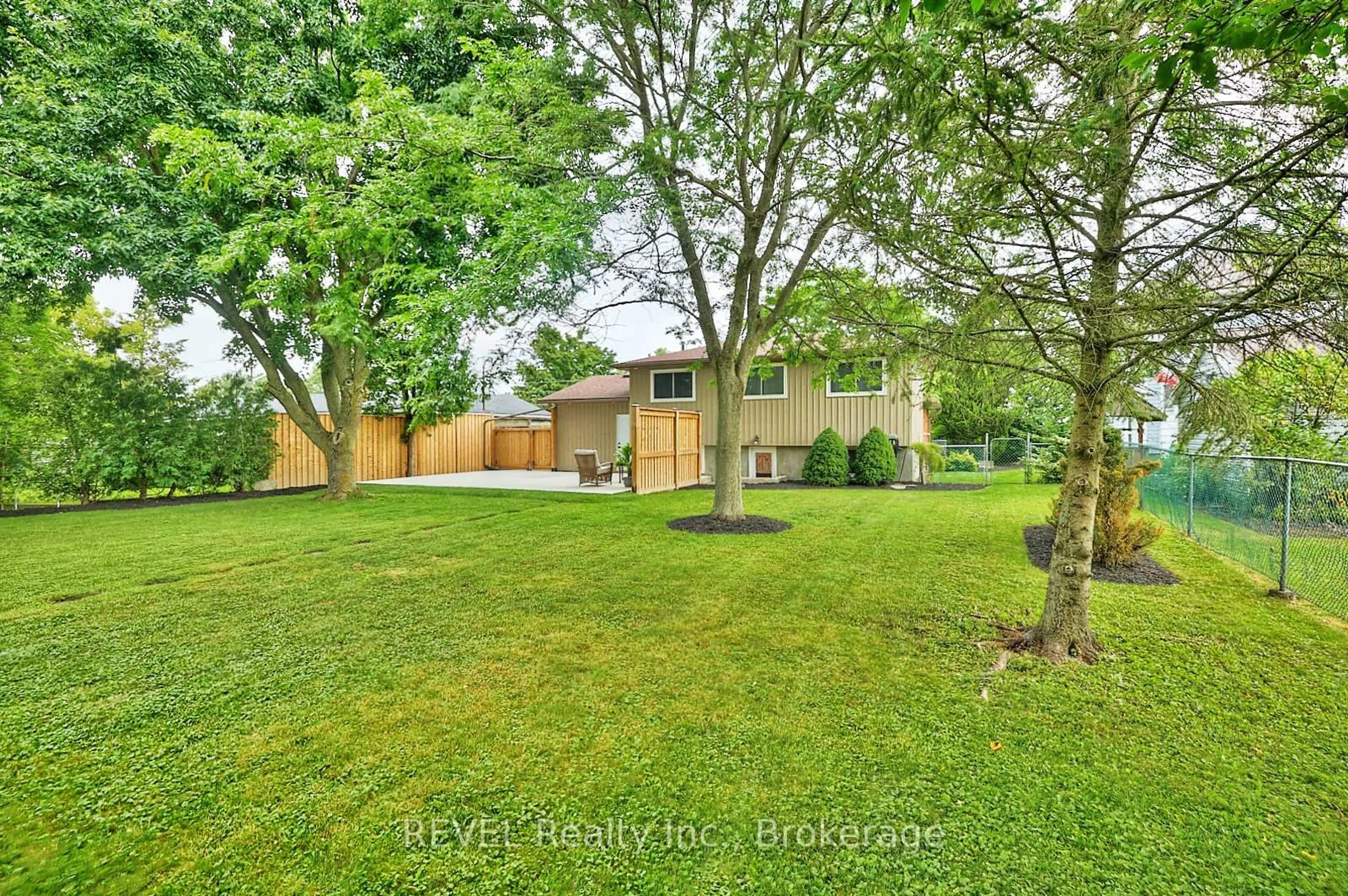 A pic from outside/outdoor area/front of a property/back of a property/a pic from drone, street for 186 Colver St, West Lincoln Ontario L0R 2A0