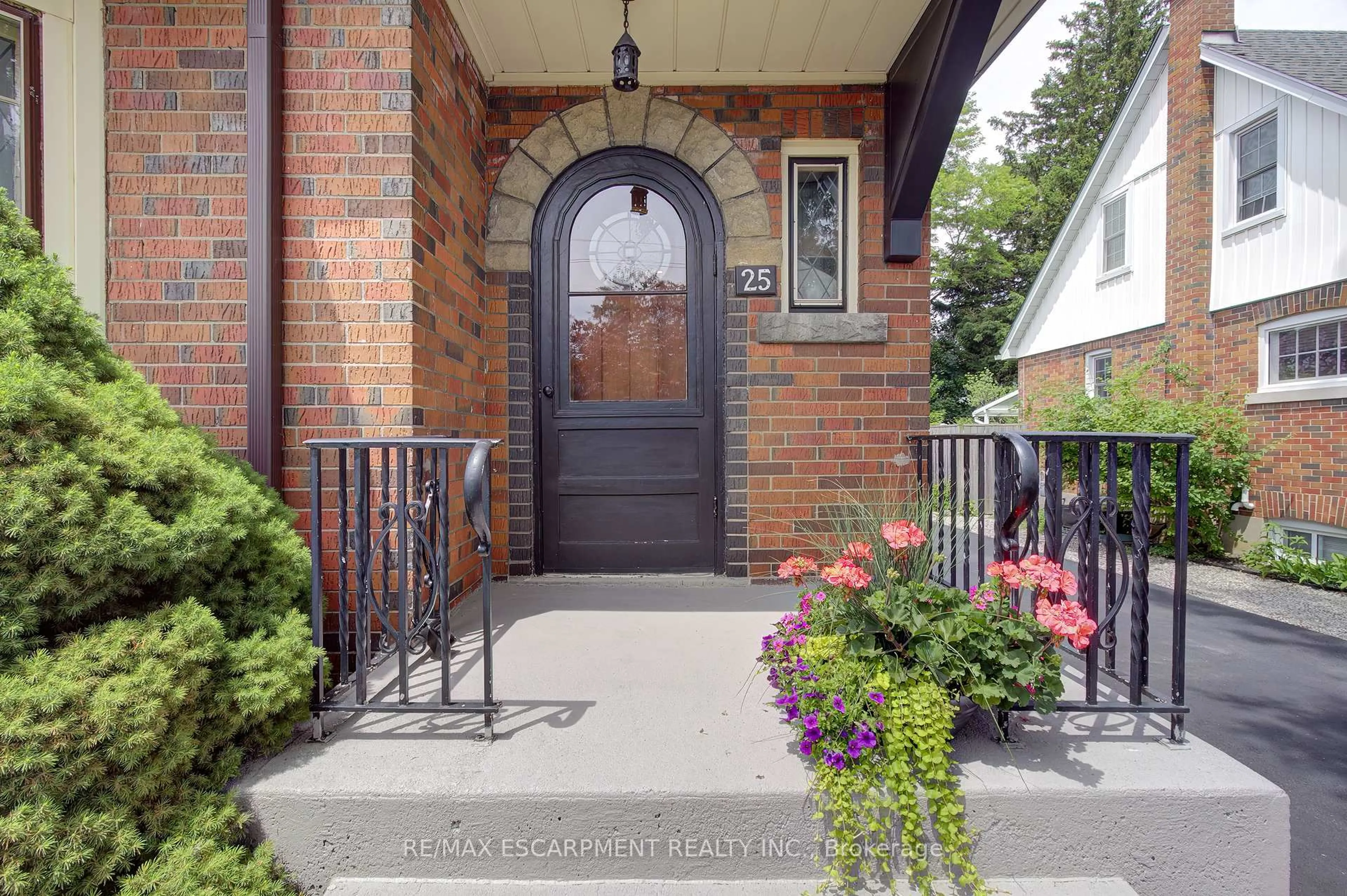 Indoor entryway for 25 Baldwin Ave, Brantford Ontario N3S 1H6