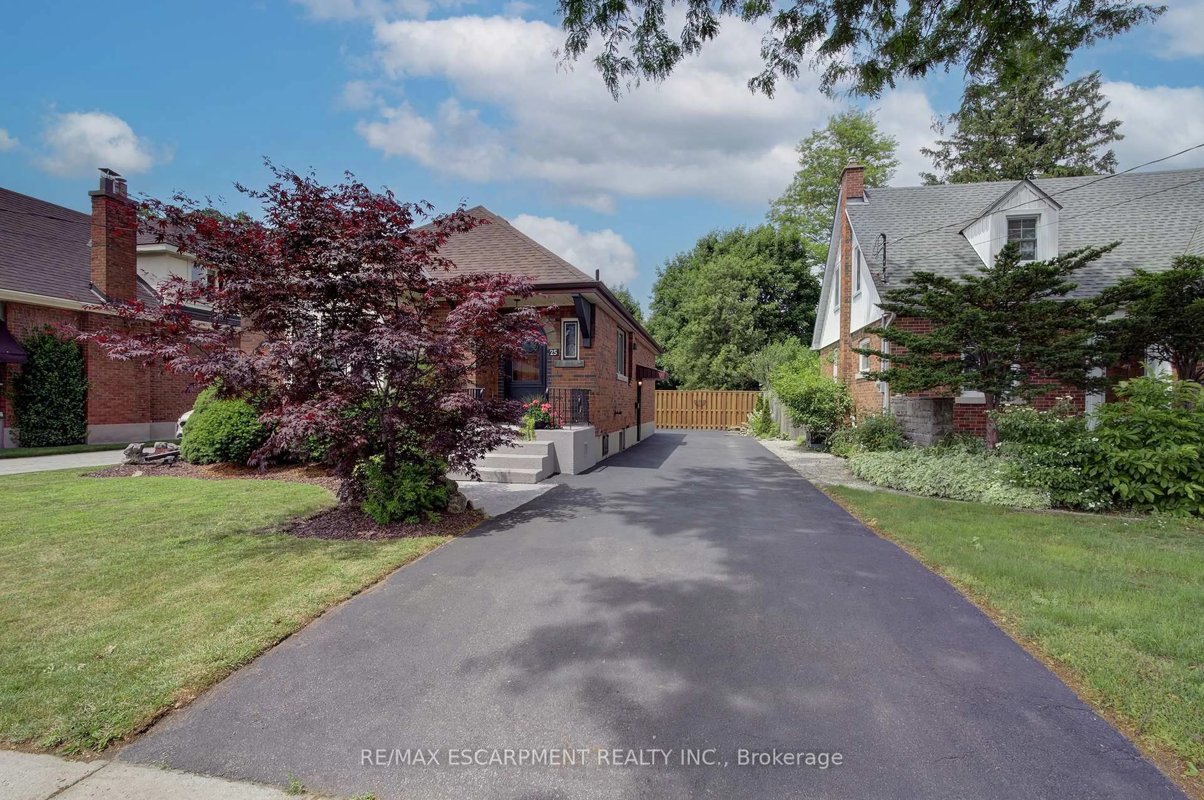 A pic from outside/outdoor area/front of a property/back of a property/a pic from drone, street for 25 Baldwin Ave, Brantford Ontario N3S 1H6
