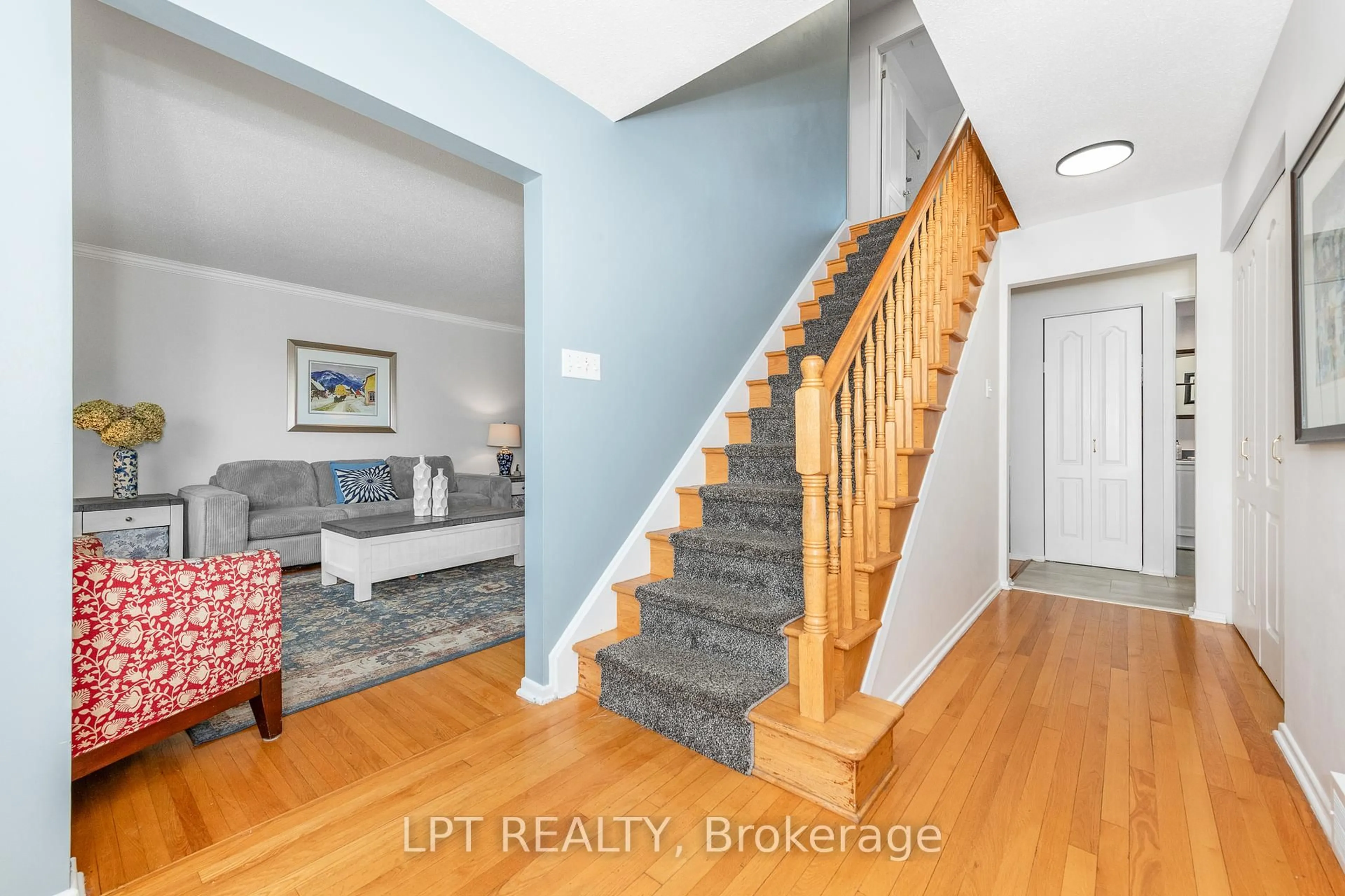 Indoor entryway for 1329 Fontenay Cres, Ottawa Ontario K1V 7K5