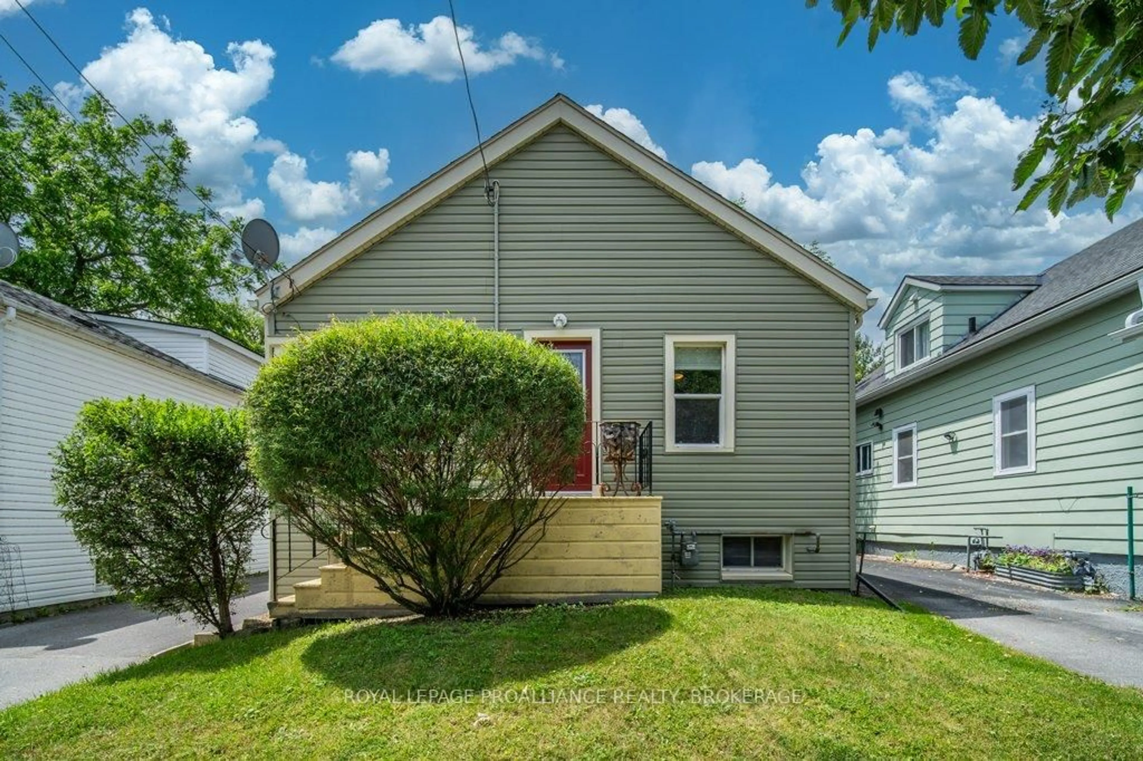 Home with vinyl exterior material, street for 754 Victoria St, Kingston Ontario K7K 4T1