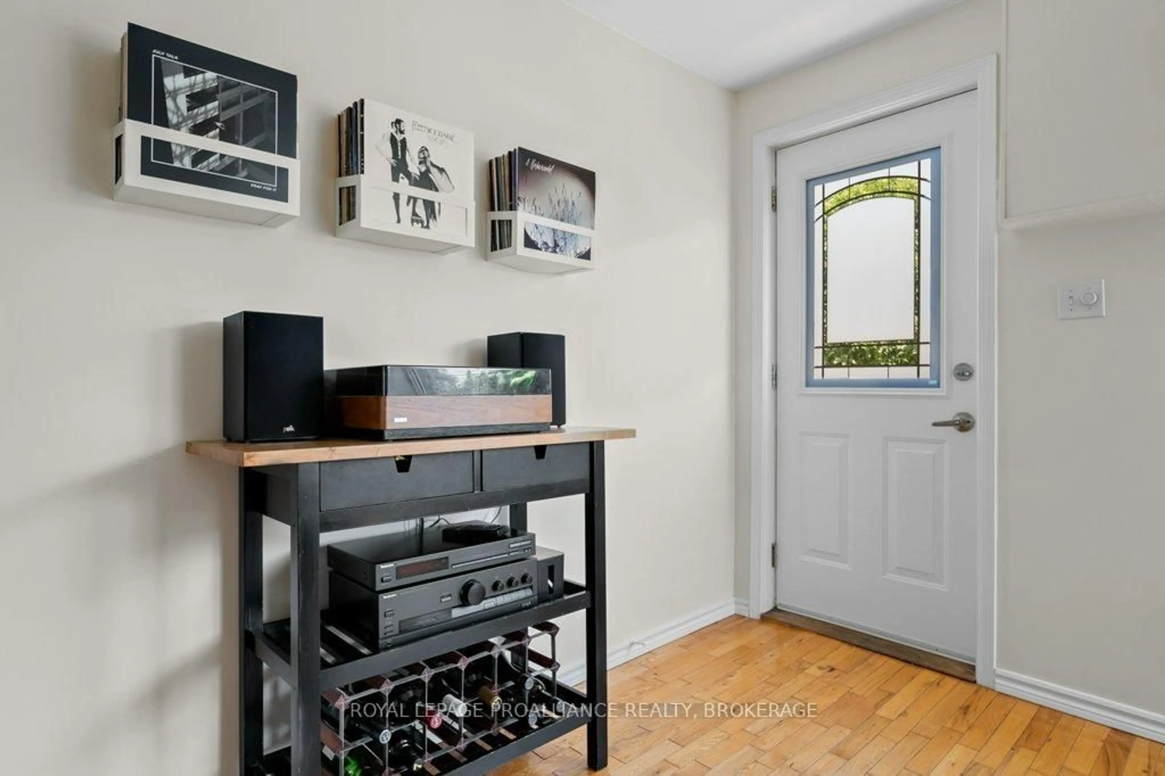 Indoor entryway for 754 Victoria St, Kingston Ontario K7K 4T1