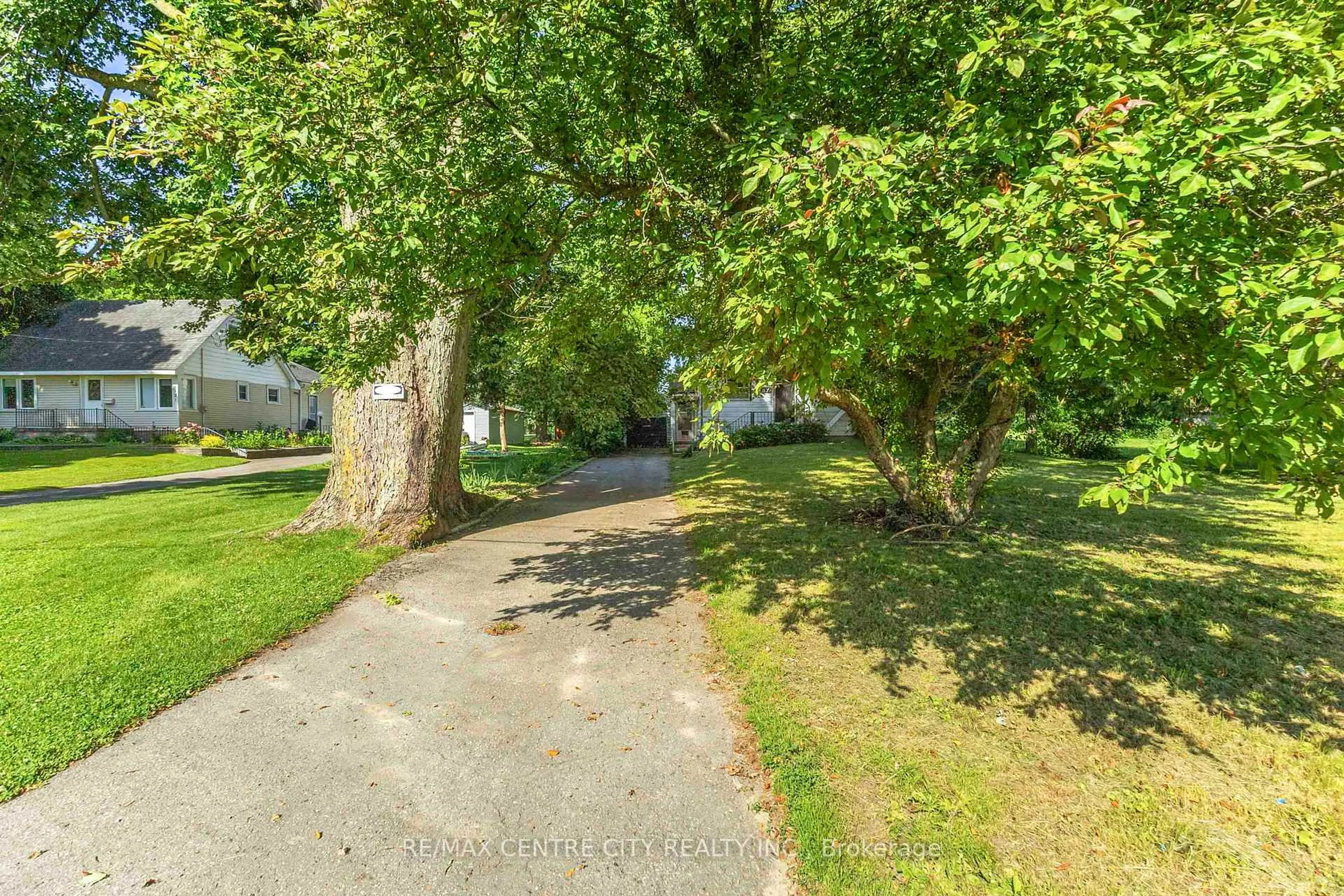 A pic from outside/outdoor area/front of a property/back of a property/a pic from drone, street for 1131 Crumlin Sdrd, London East Ontario N5V 1R6