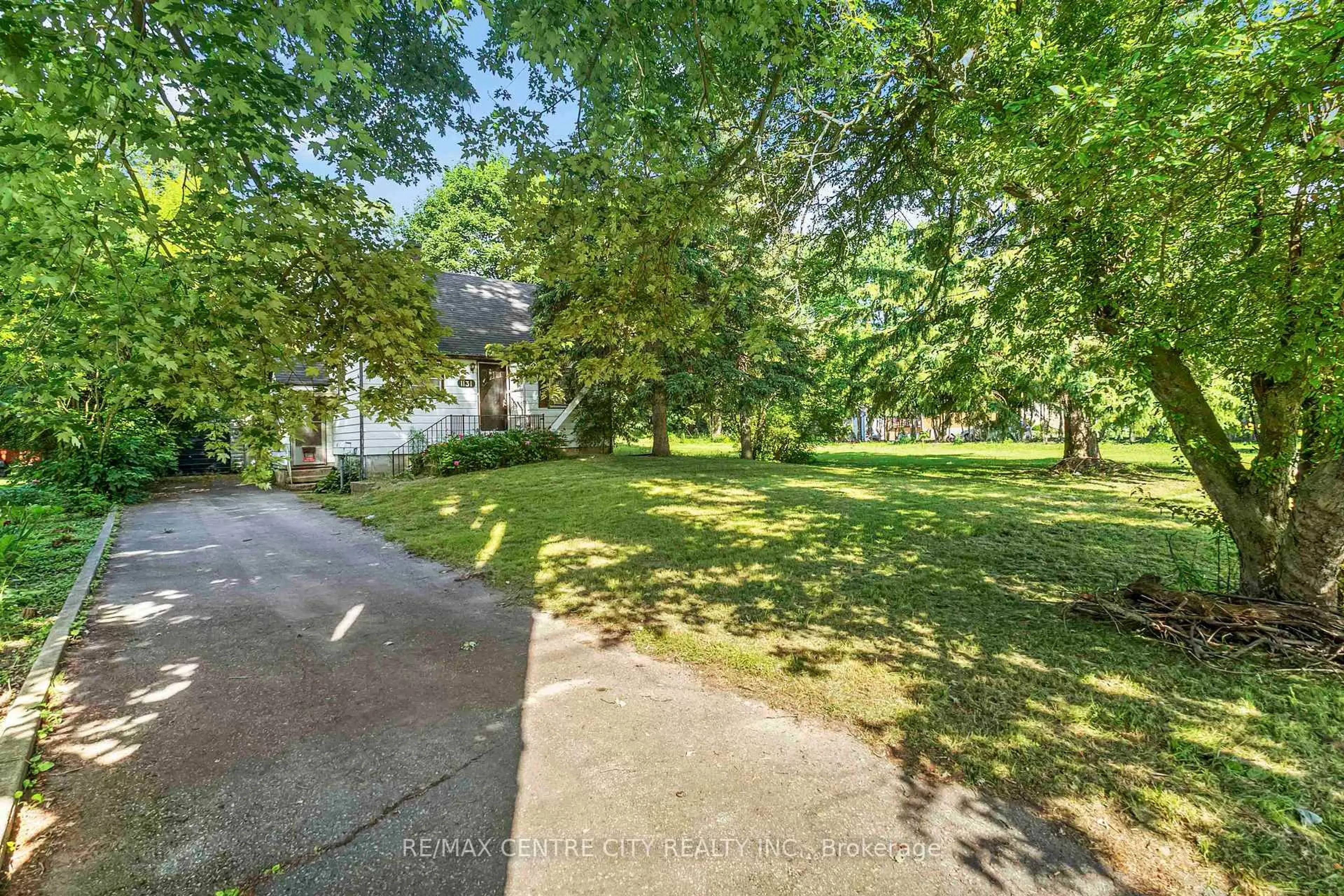 A pic from outside/outdoor area/front of a property/back of a property/a pic from drone, street for 1131 Crumlin Sdrd, London East Ontario N5V 1R6
