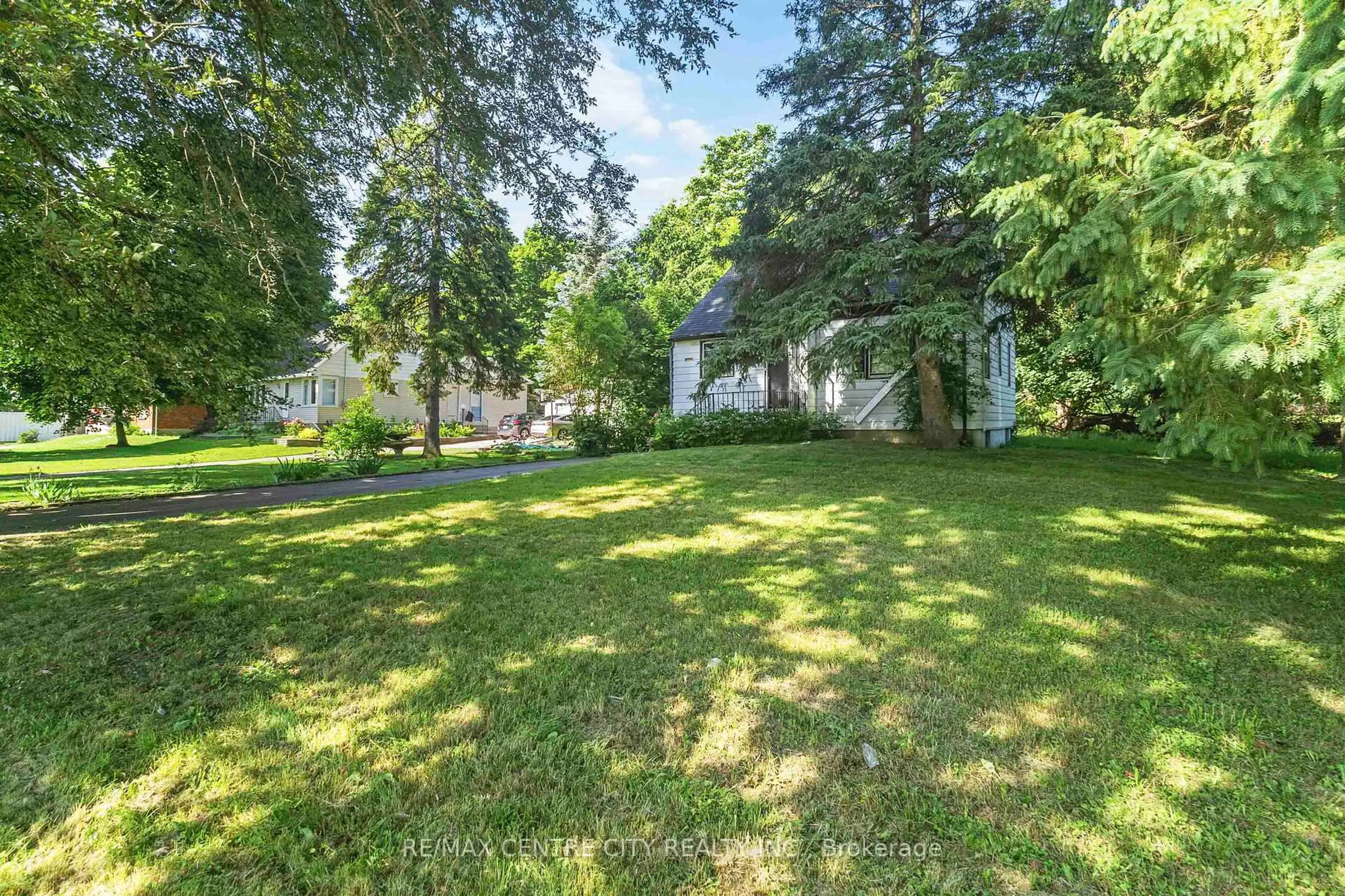 A pic from outside/outdoor area/front of a property/back of a property/a pic from drone, street for 1131 Crumlin Sdrd, London East Ontario N5V 1R6