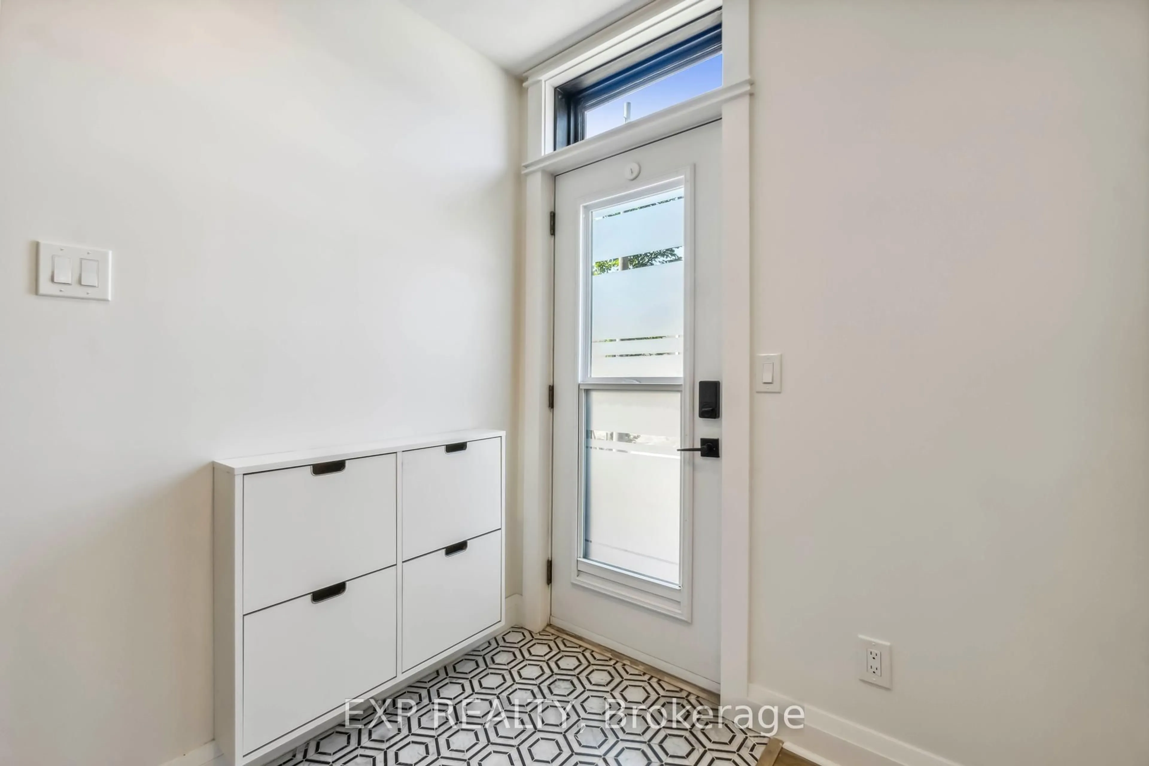 Indoor entryway for 8 Orangeville St, Ottawa Ontario K1S 3C8