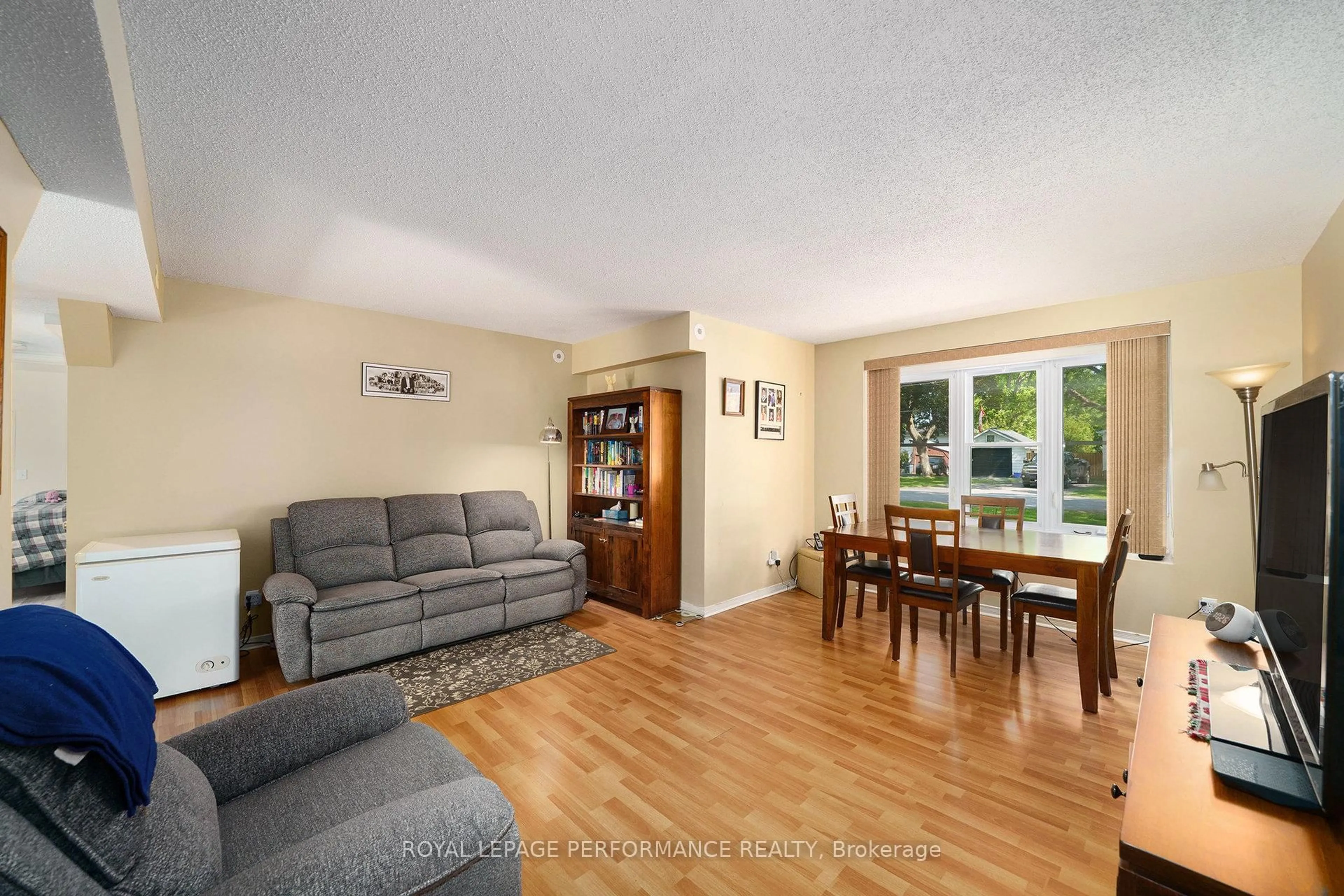Living room with furniture, unknown for 2540 Market St, Ottawa Ontario K4C 1A4