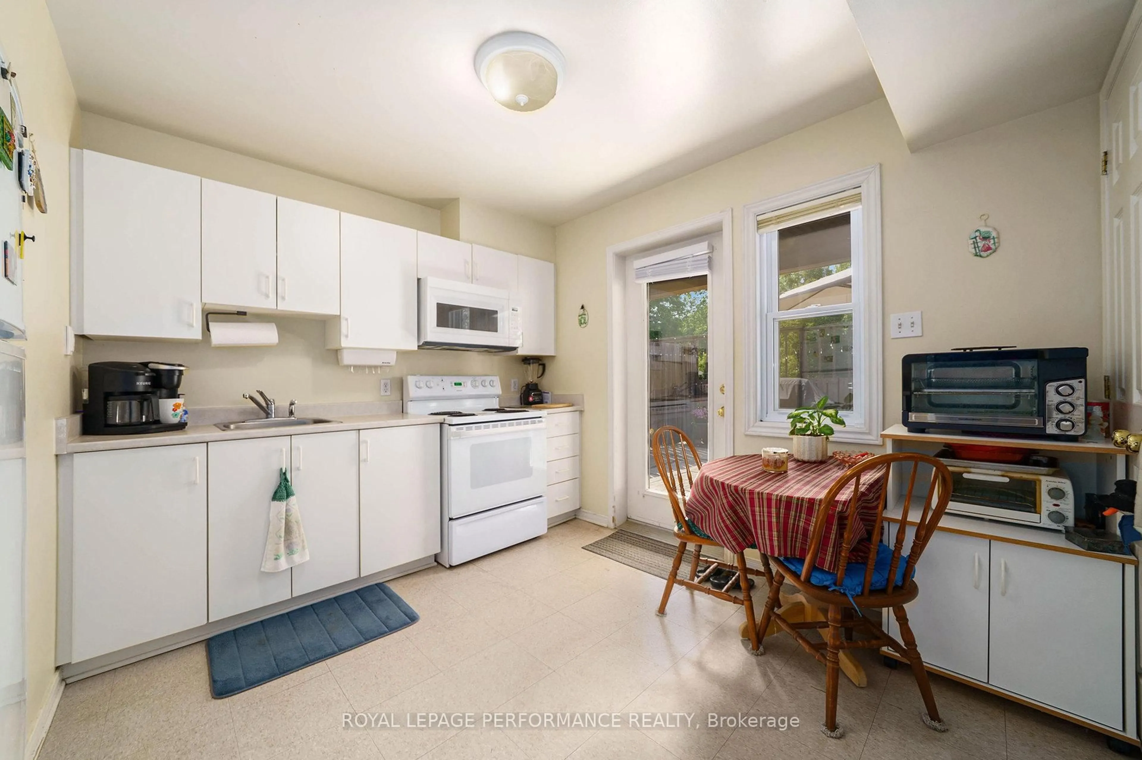 Standard kitchen, unknown for 2540 Market St, Ottawa Ontario K4C 1A4