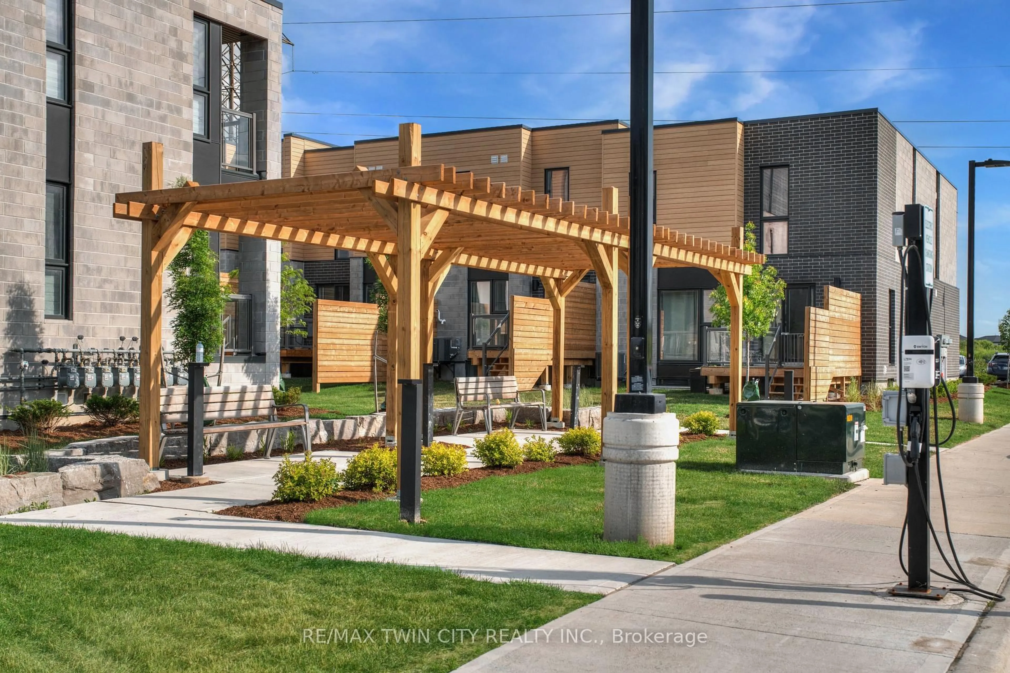 Patio, street for 261 Woodbine Ave #86, Kitchener Ontario N2R 0S7