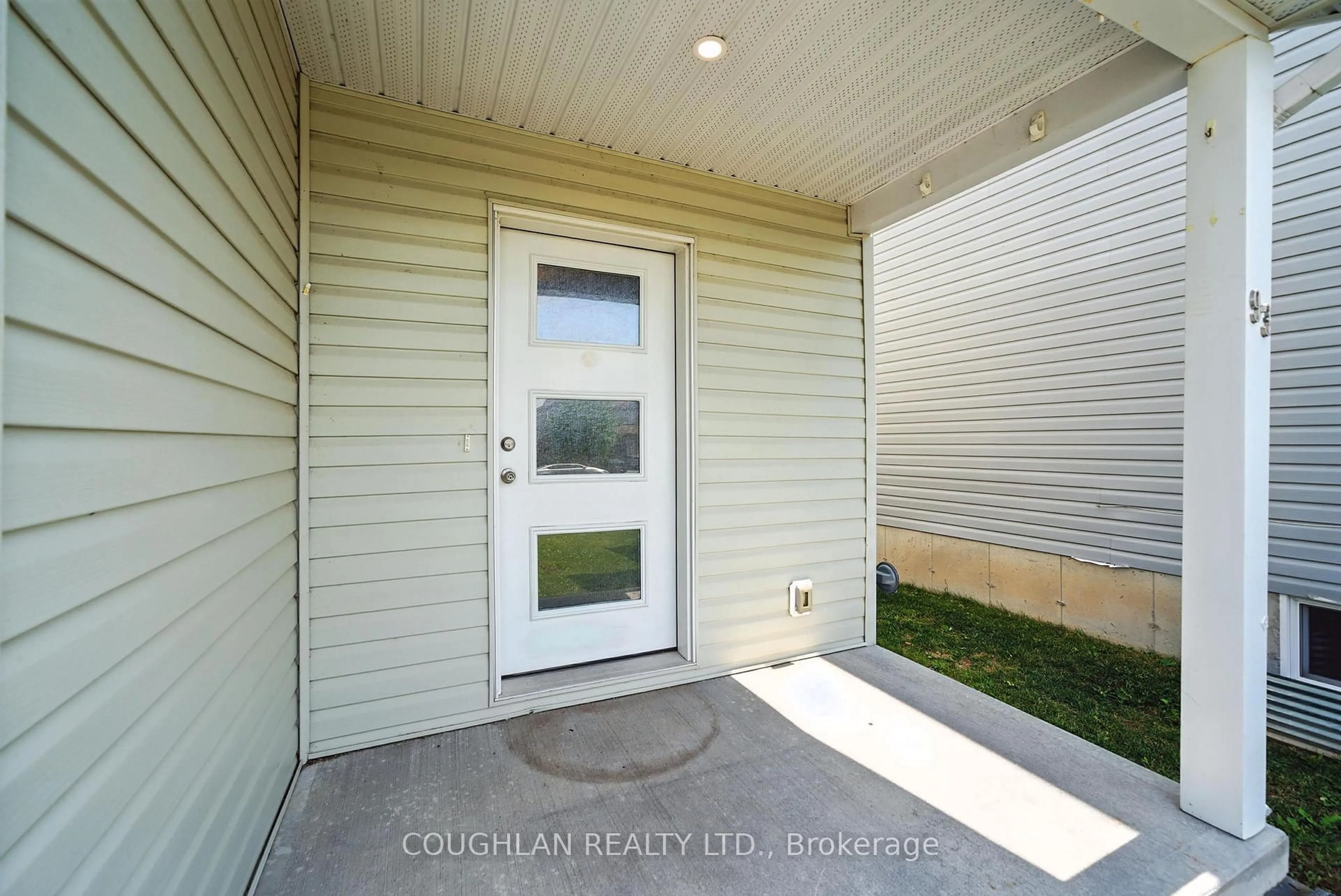Indoor entryway for 93 KANVERS Way, Greater Napanee Ontario K7R 3P9