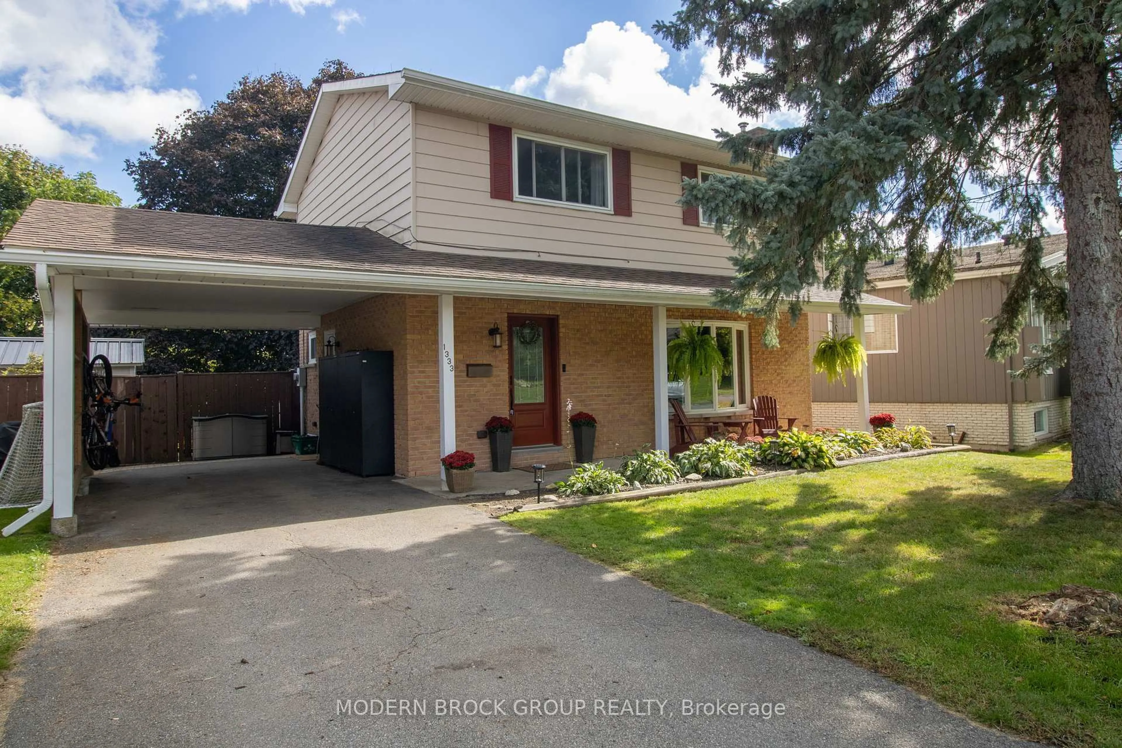 Home with vinyl exterior material, street for 1333 Briarwood Dr, Brockville Ontario K6V 6E2