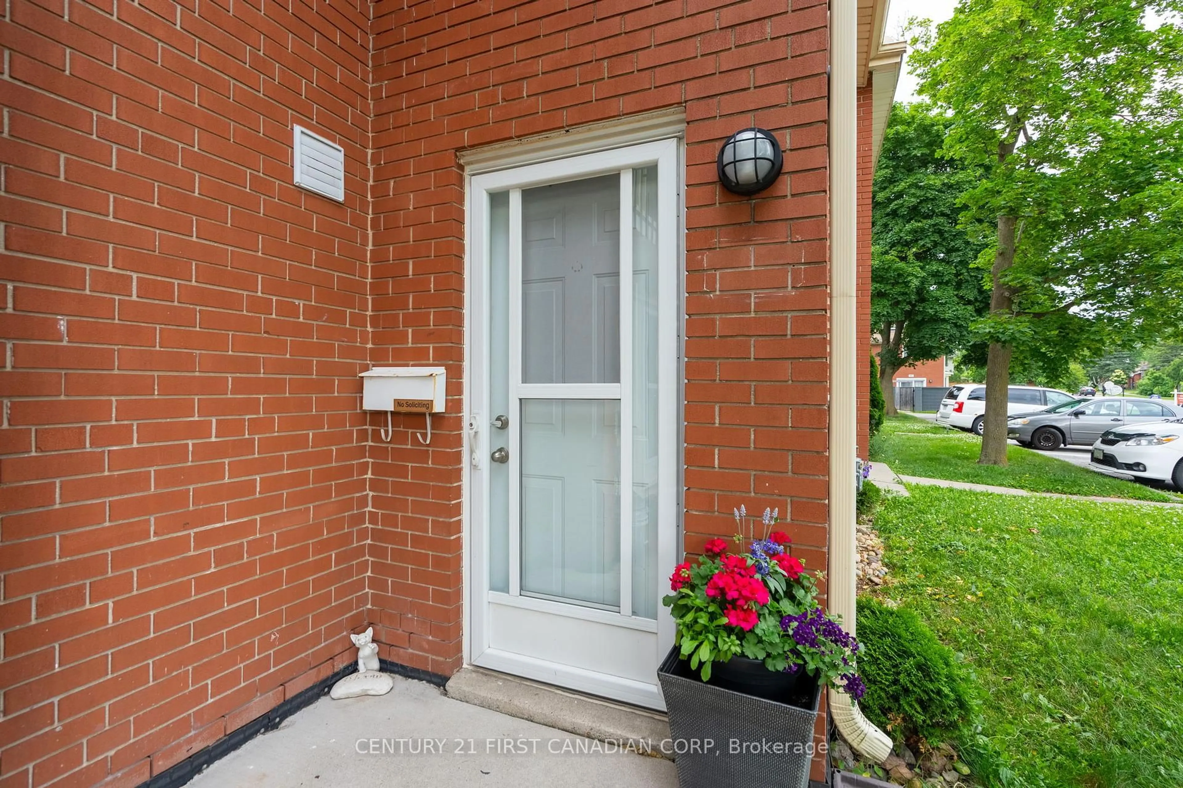 Indoor entryway for 1090 Kipps Lane #139, London East Ontario N5Y 1V4