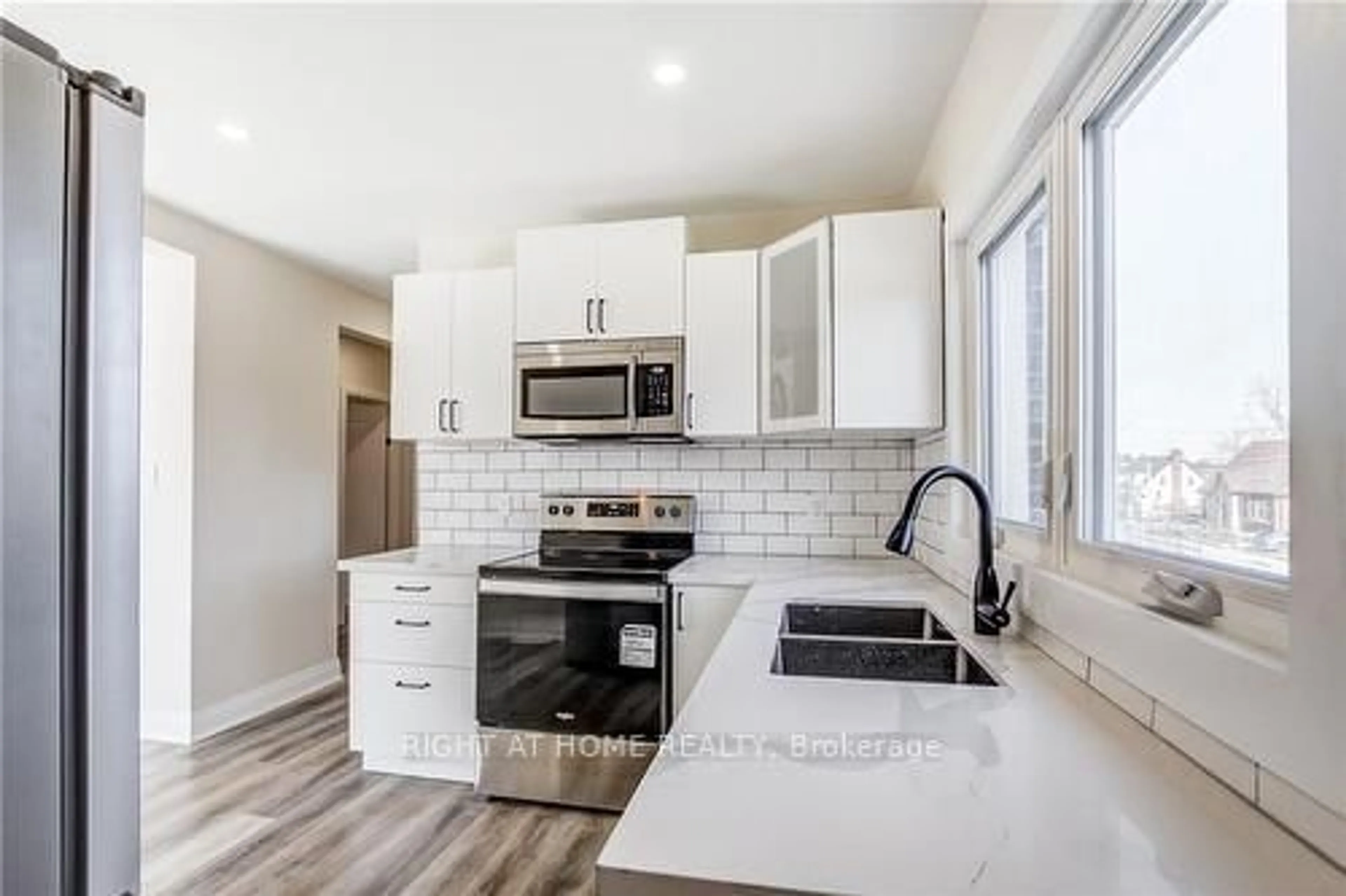 Open concept kitchen, ceramic/tile floor for 2 Lydia St, Hamilton Ontario L8K 3B9