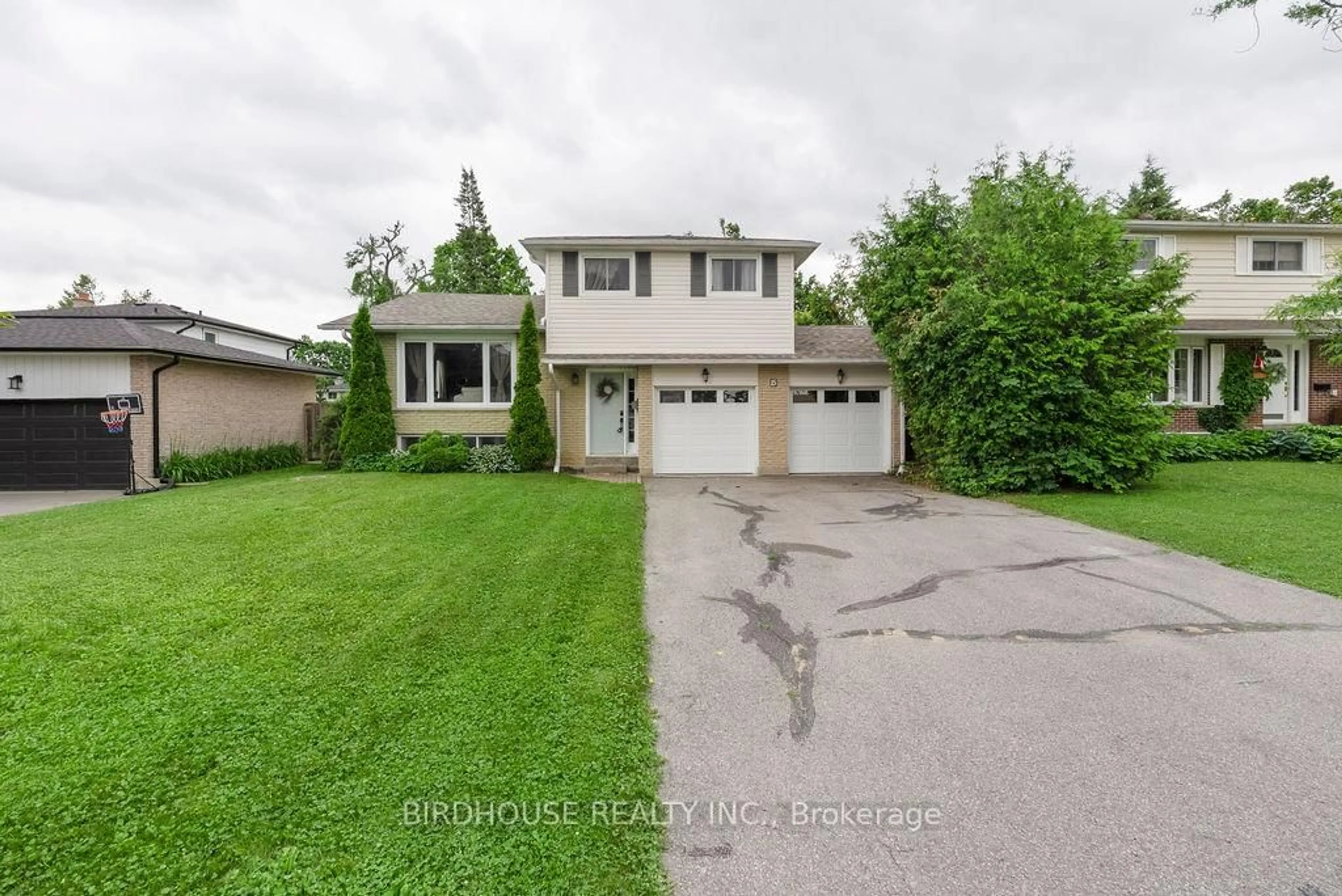 A pic from outside/outdoor area/front of a property/back of a property/a pic from drone, street for 15 Redwing St, Kawartha Lakes Ontario K9V 4T4