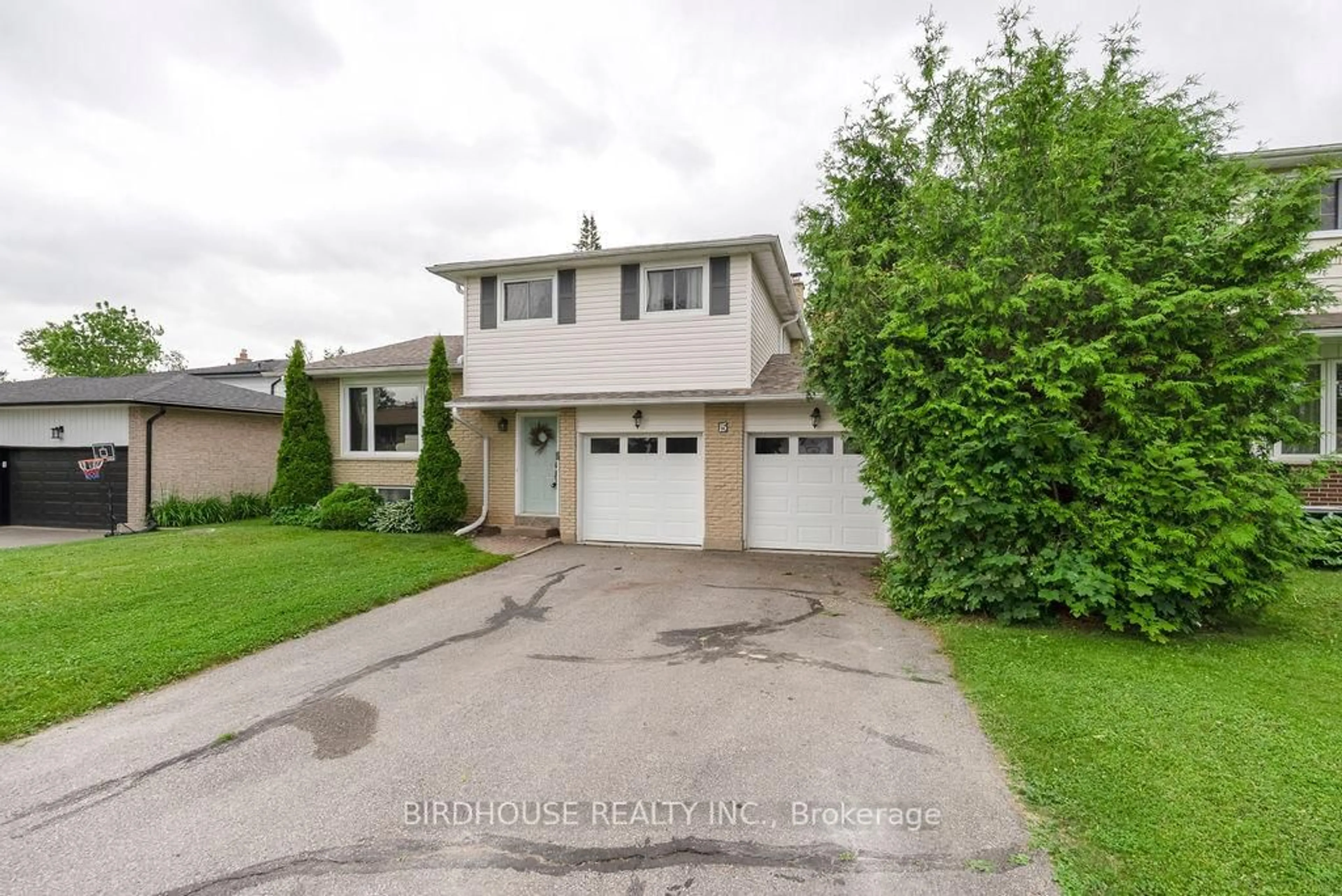 A pic from outside/outdoor area/front of a property/back of a property/a pic from drone, street for 15 Redwing St, Kawartha Lakes Ontario K9V 4T4