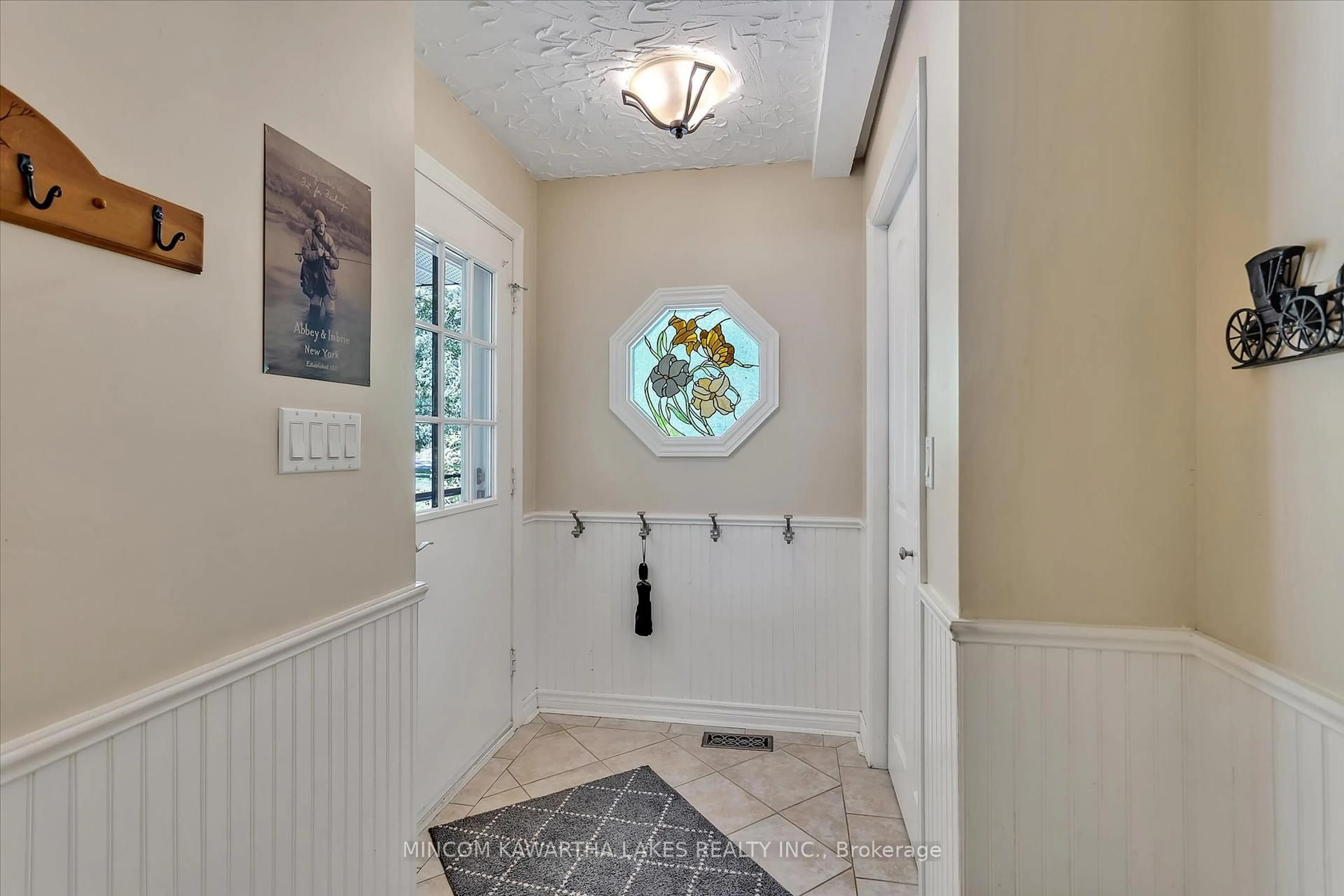 Indoor entryway for 1467 Sixth Line, Selwyn Ontario K9J 6X5