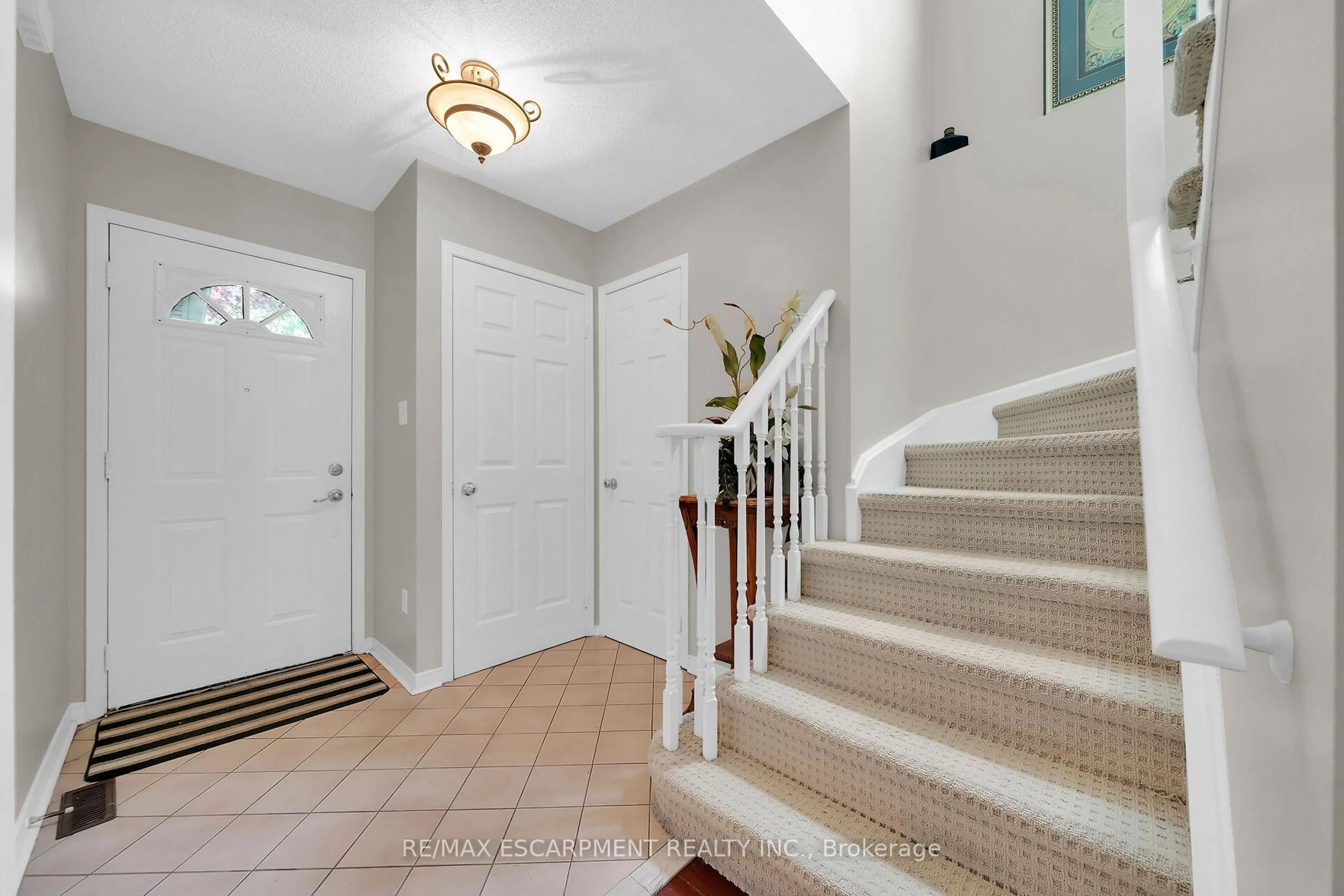 Indoor entryway for 12 JORDAN Crt, St. Catharines Ontario L2N 7R3