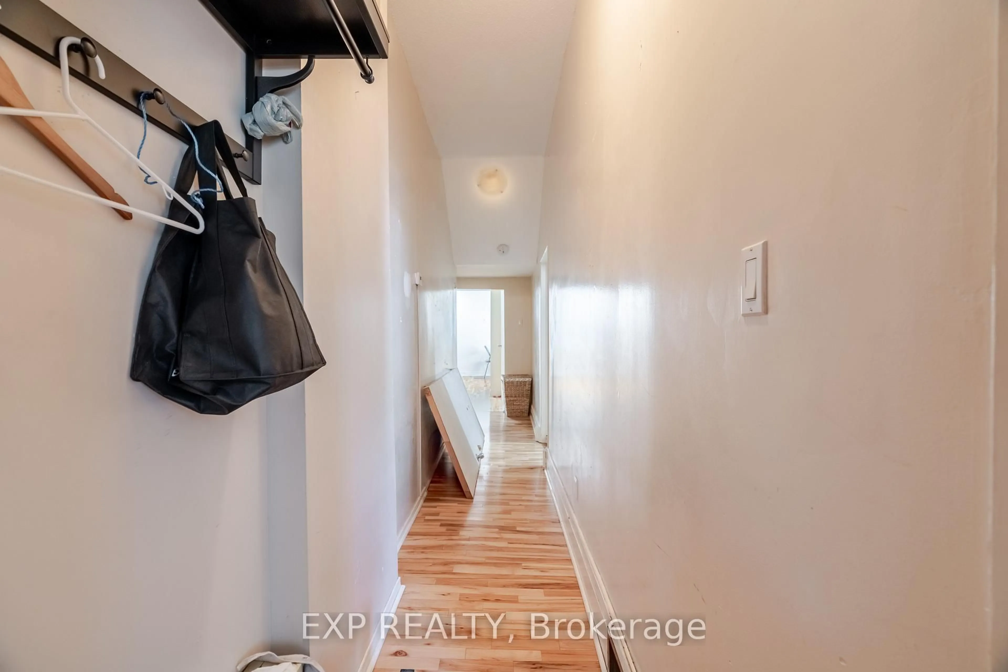 Indoor entryway for 92 Cambridge St, Ottawa Ontario K1R 7A7