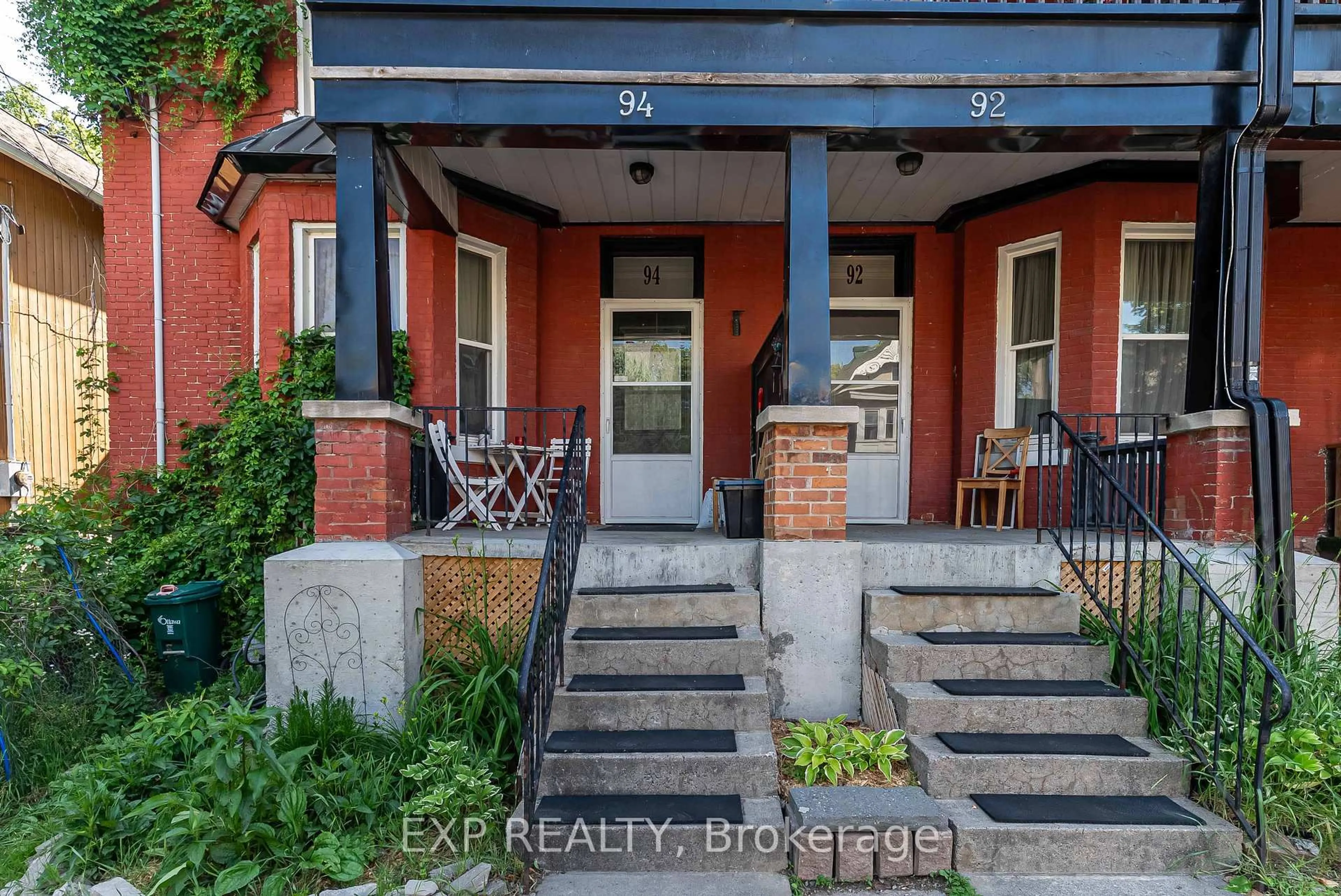 Indoor entryway for 94 Cambridge St, Ottawa Ontario K1R 7A7