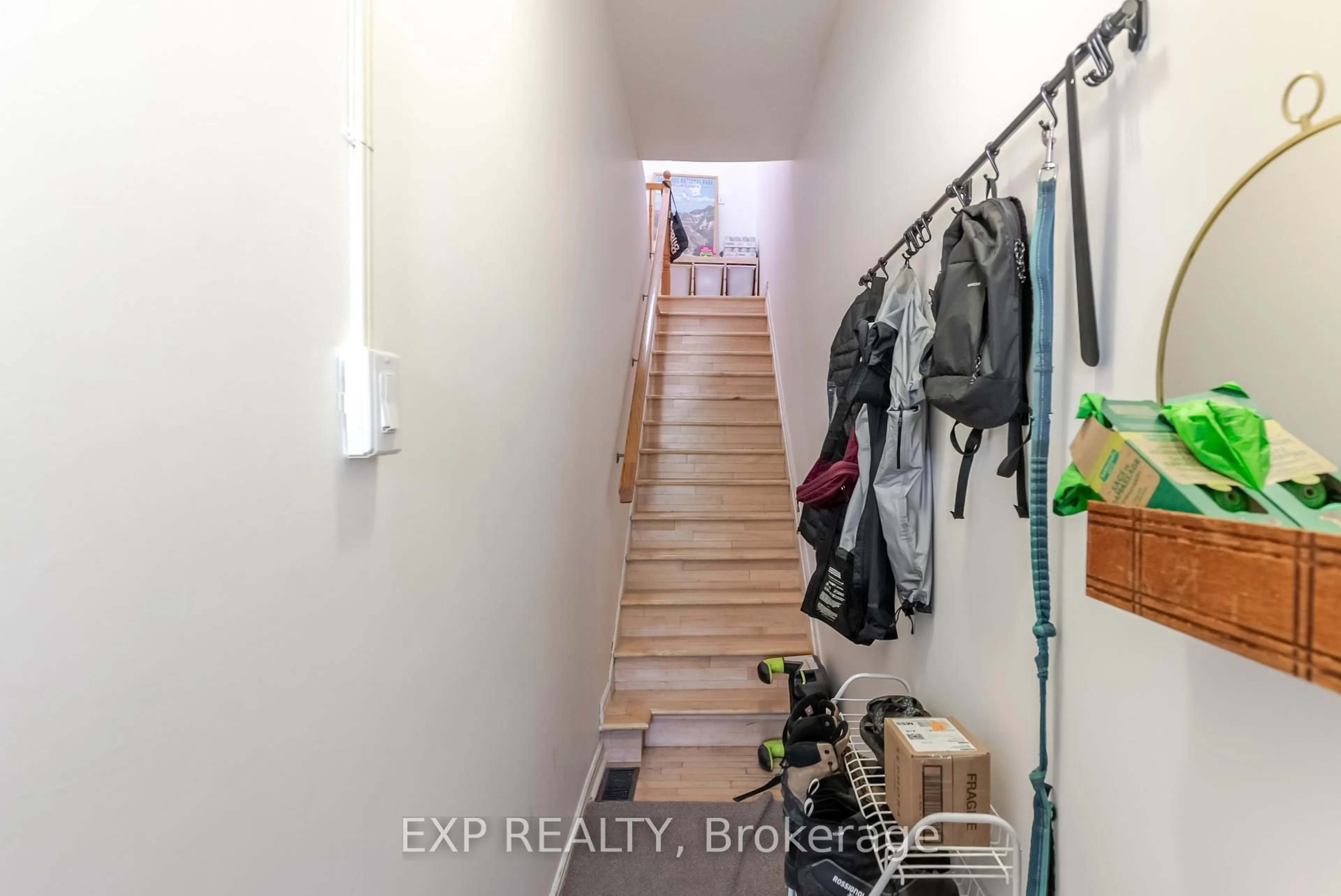 Indoor entryway for 94 Cambridge St, Ottawa Ontario K1R 7A7