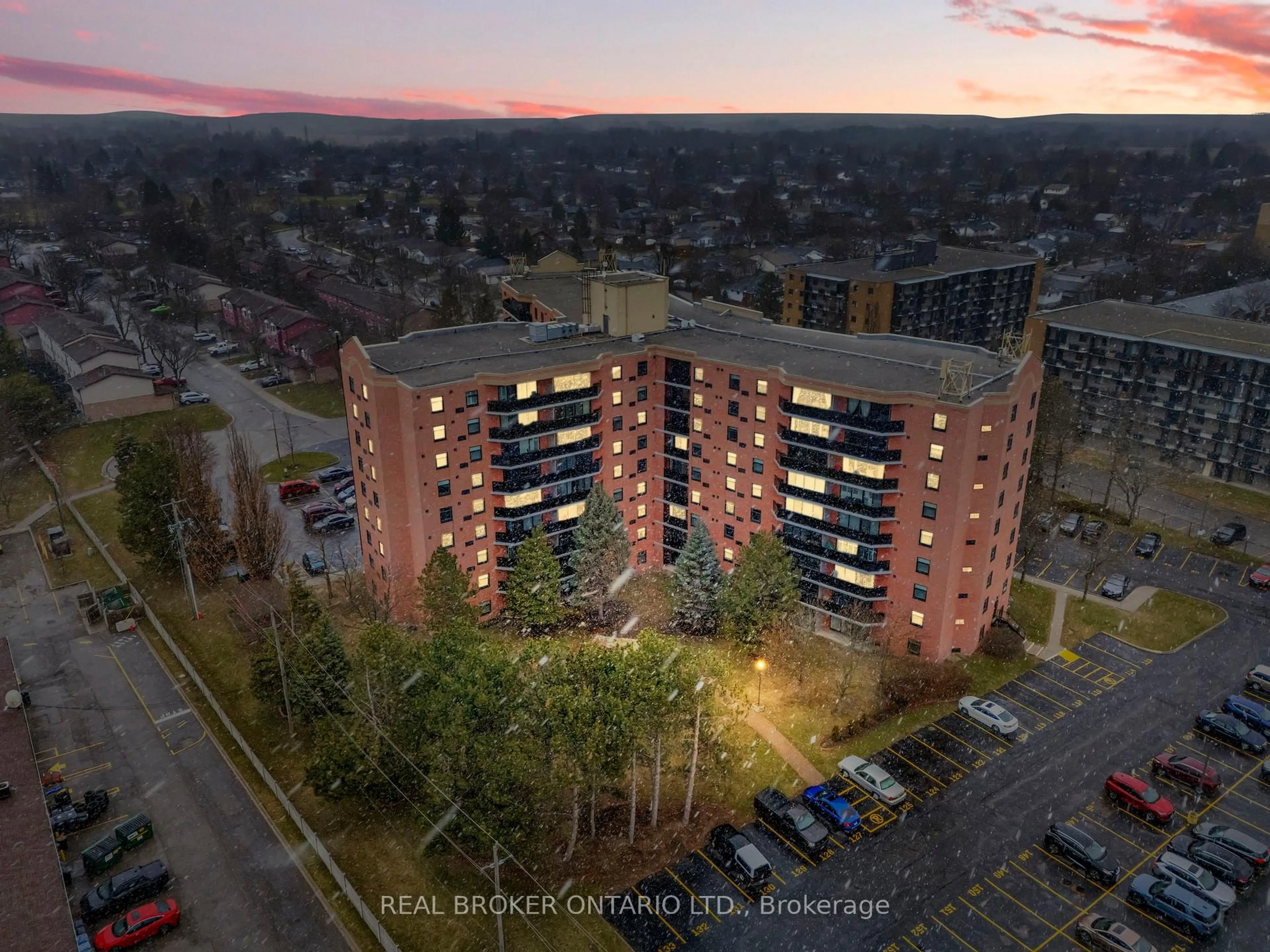 A pic from outside/outdoor area/front of a property/back of a property/a pic from drone, city buildings view from balcony for 9 Bonheur Crt #902, Brantford Ontario N3P 1Z5