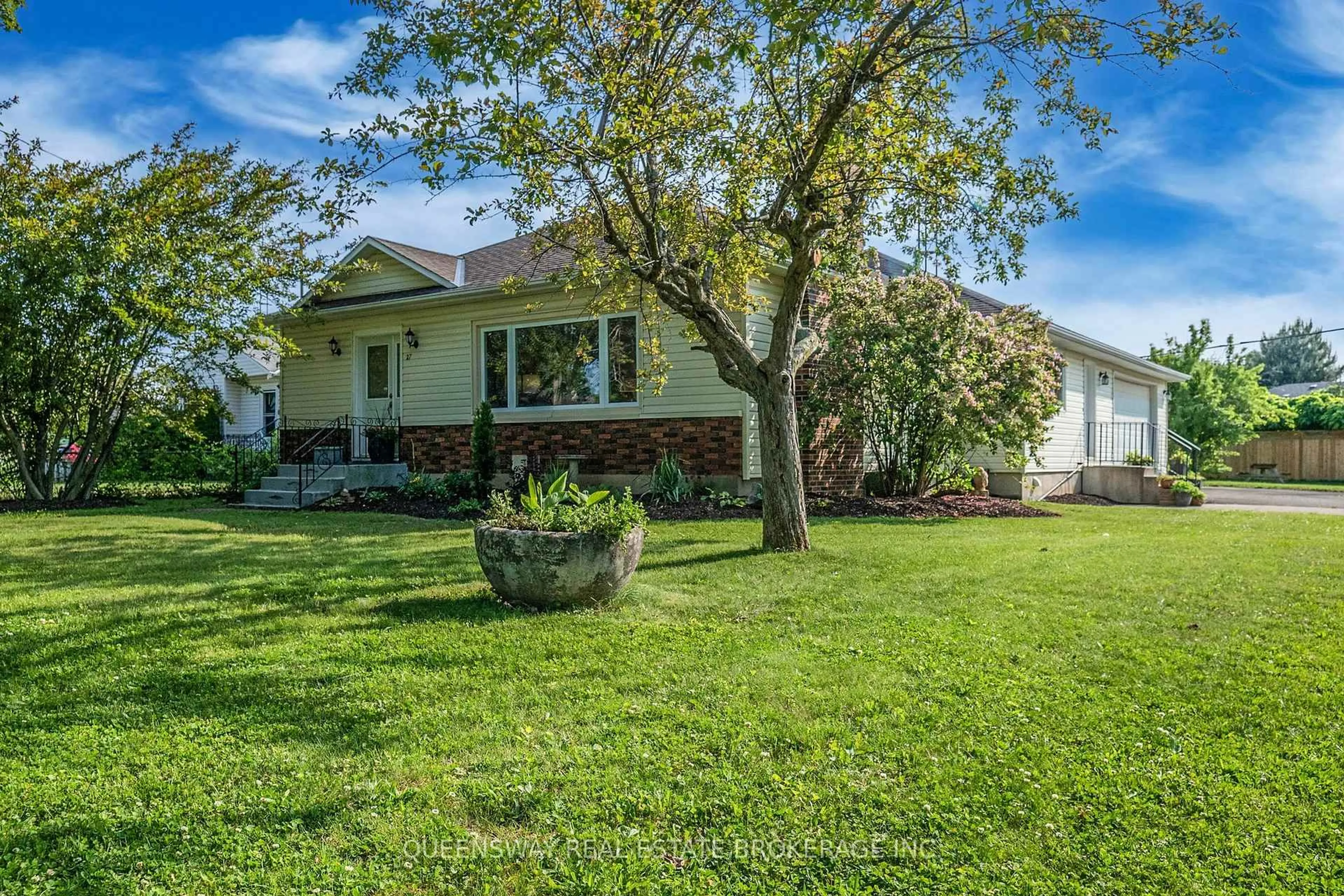 A pic from outside/outdoor area/front of a property/back of a property/a pic from drone, unknown for 27 Woodbine Ave, St. Catharines Ontario L2N 3N1