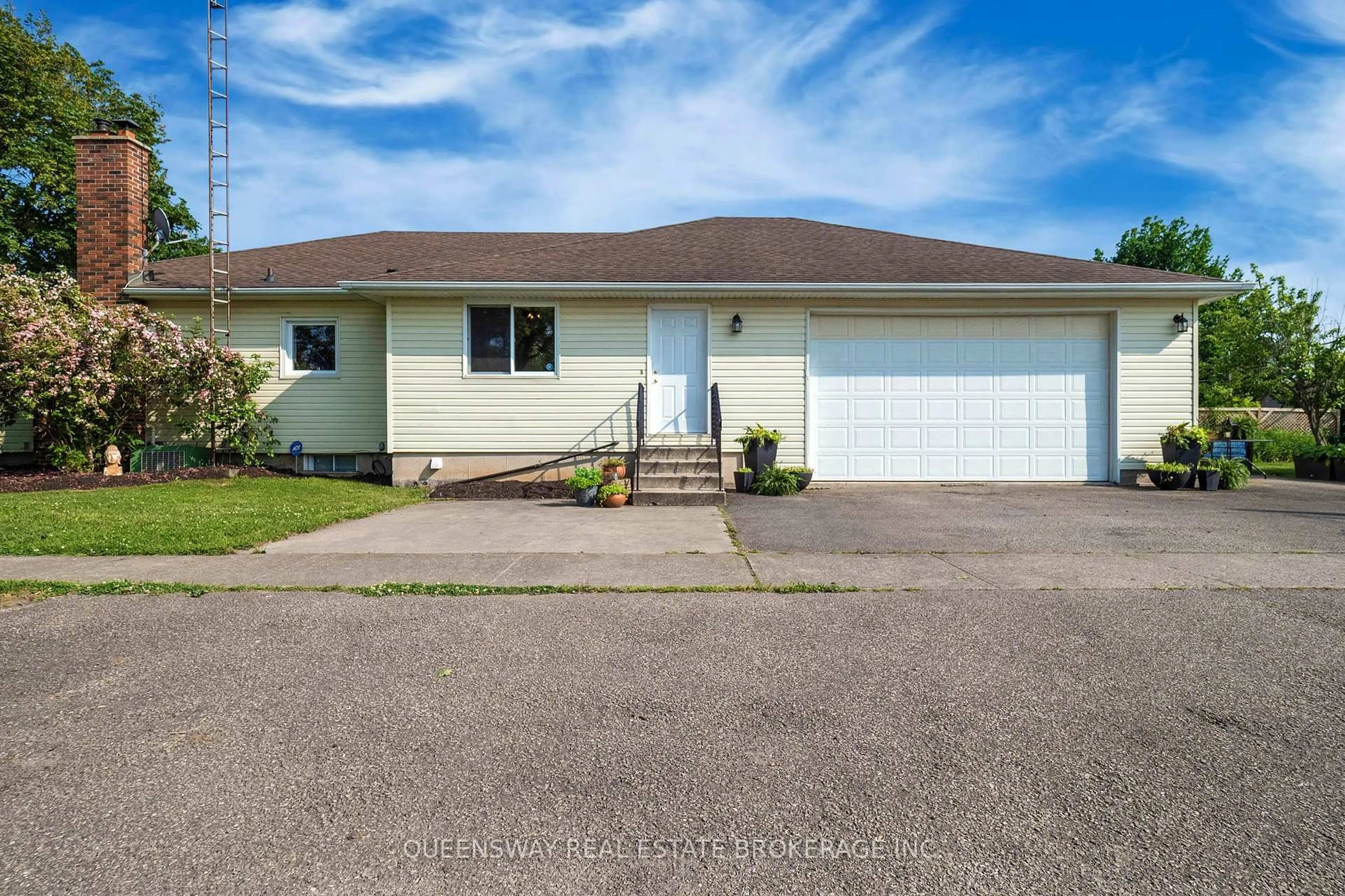 Home with vinyl exterior material, street for 27 Woodbine Ave, St. Catharines Ontario L2N 3N1