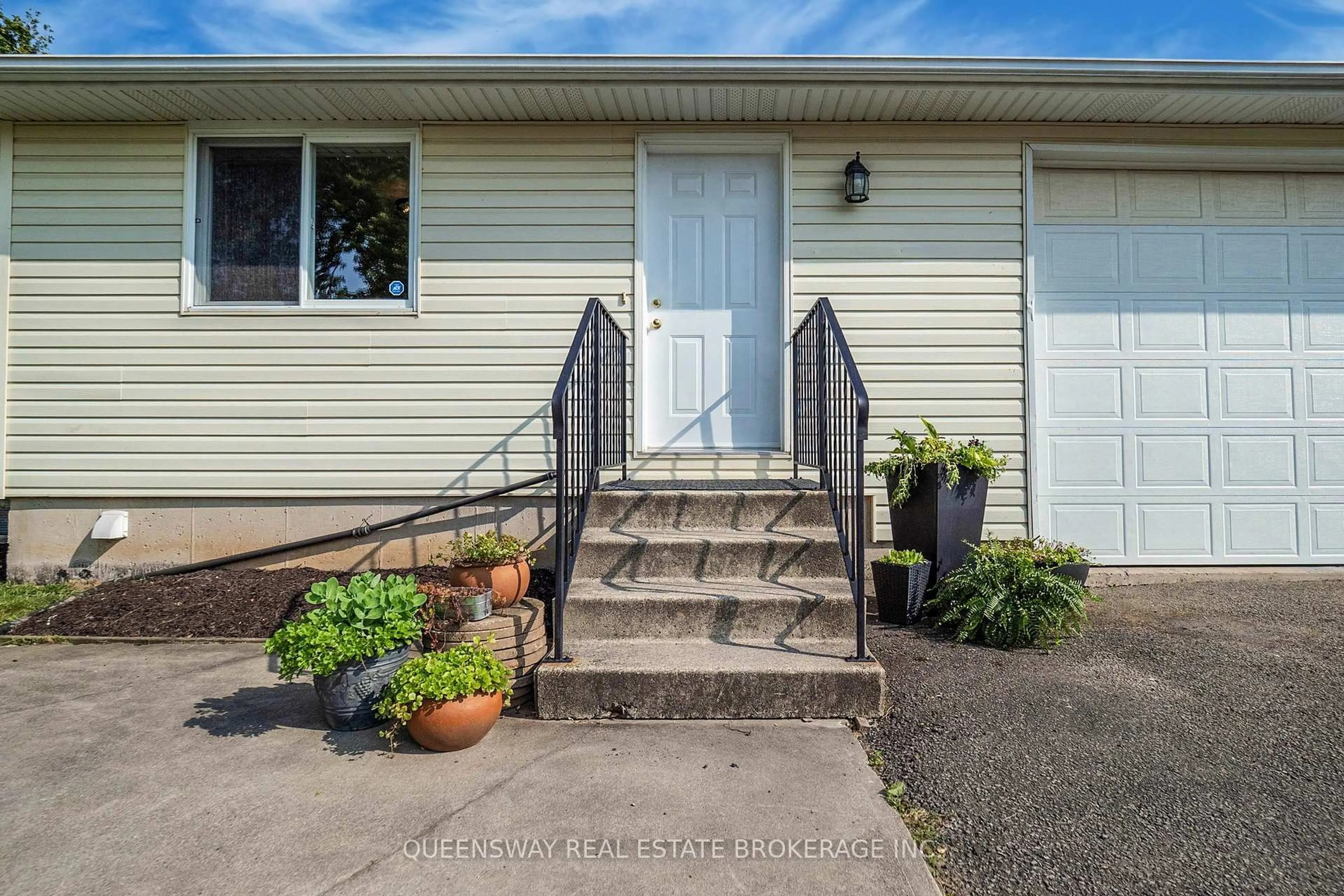 Home with vinyl exterior material, street for 27 Woodbine Ave, St. Catharines Ontario L2N 3N1