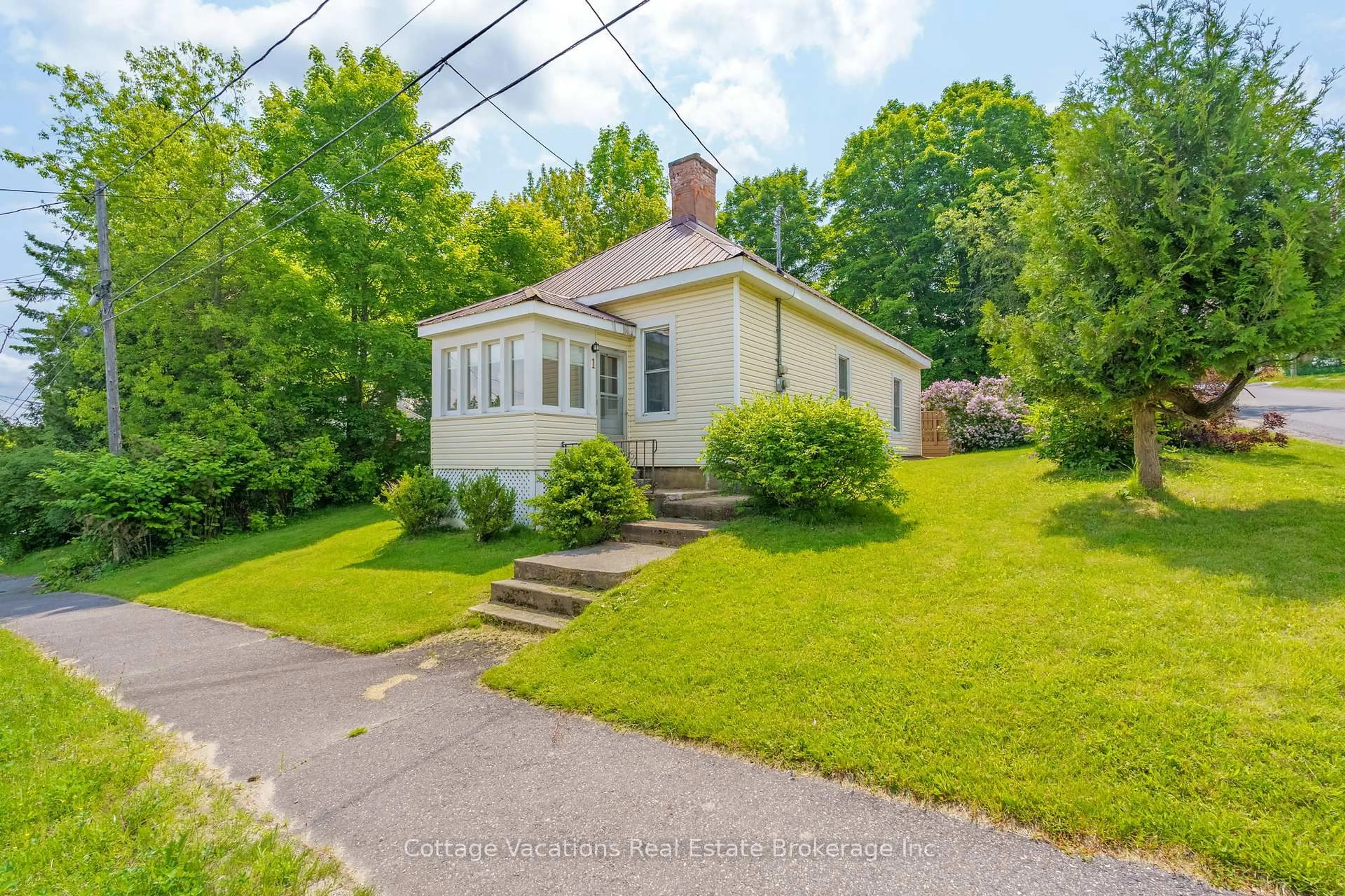 A pic from outside/outdoor area/front of a property/back of a property/a pic from drone, street for 1 Duncan St, Huntsville Ontario P1H 1V9