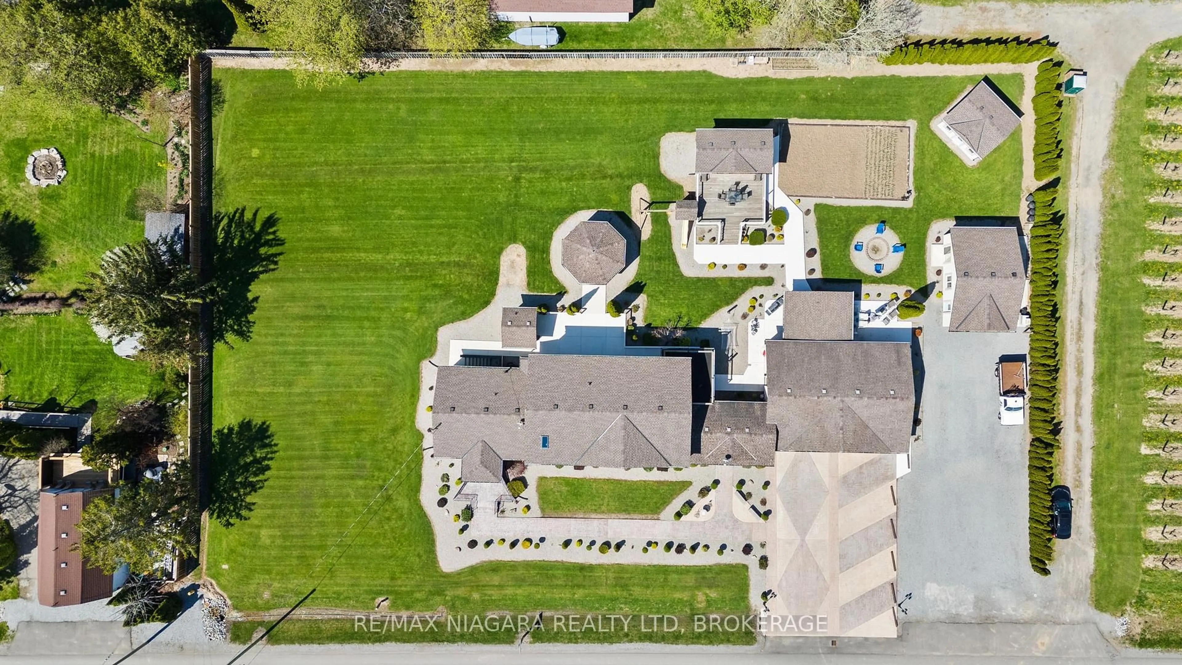 A pic from outside/outdoor area/front of a property/back of a property/a pic from drone, building for 724 Line 3 Rd, Niagara-on-the-Lake Ontario L0S 1J0