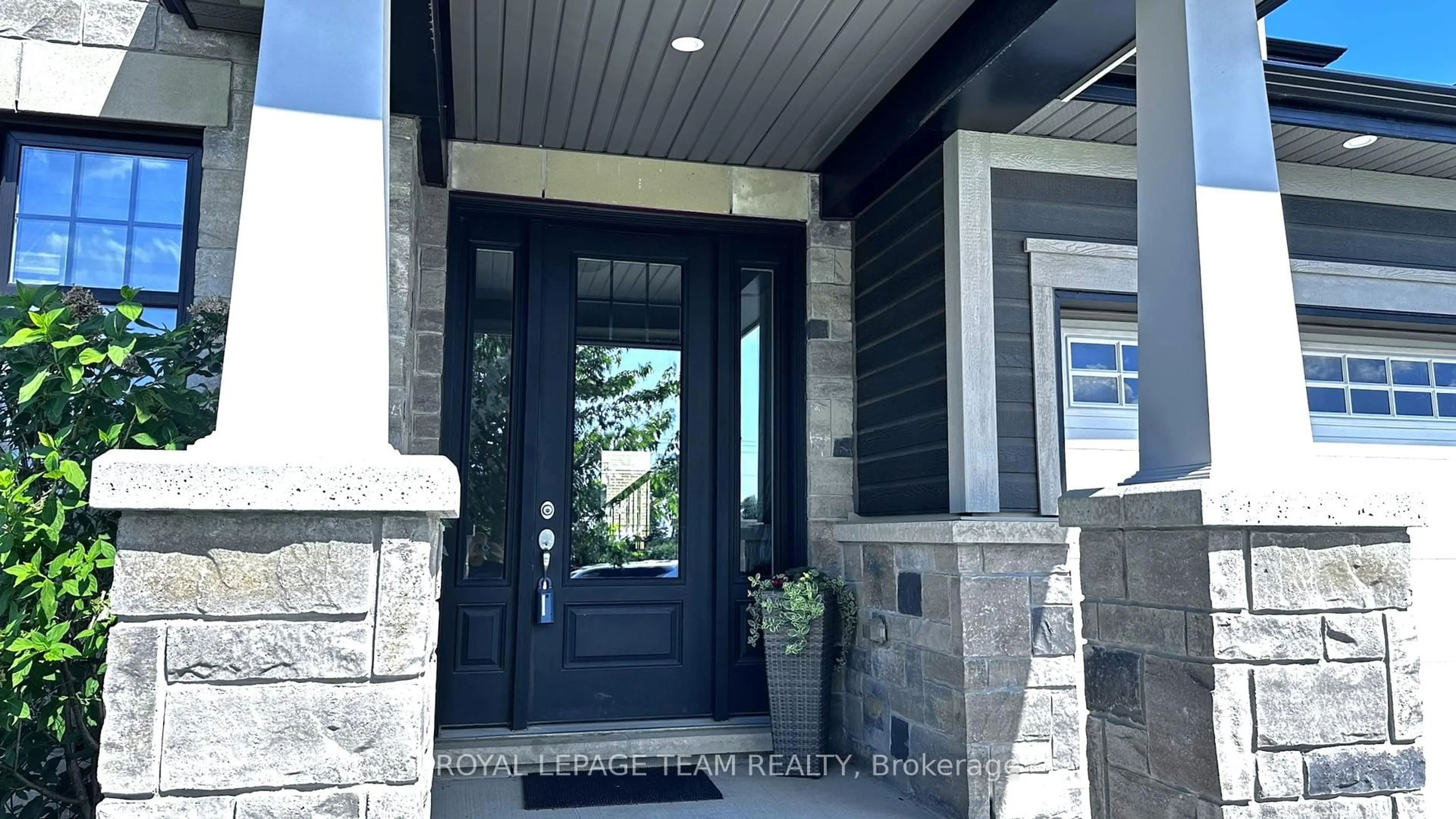 Indoor entryway for 845 Percival Cres, Manotick Ontario K4M 0G3