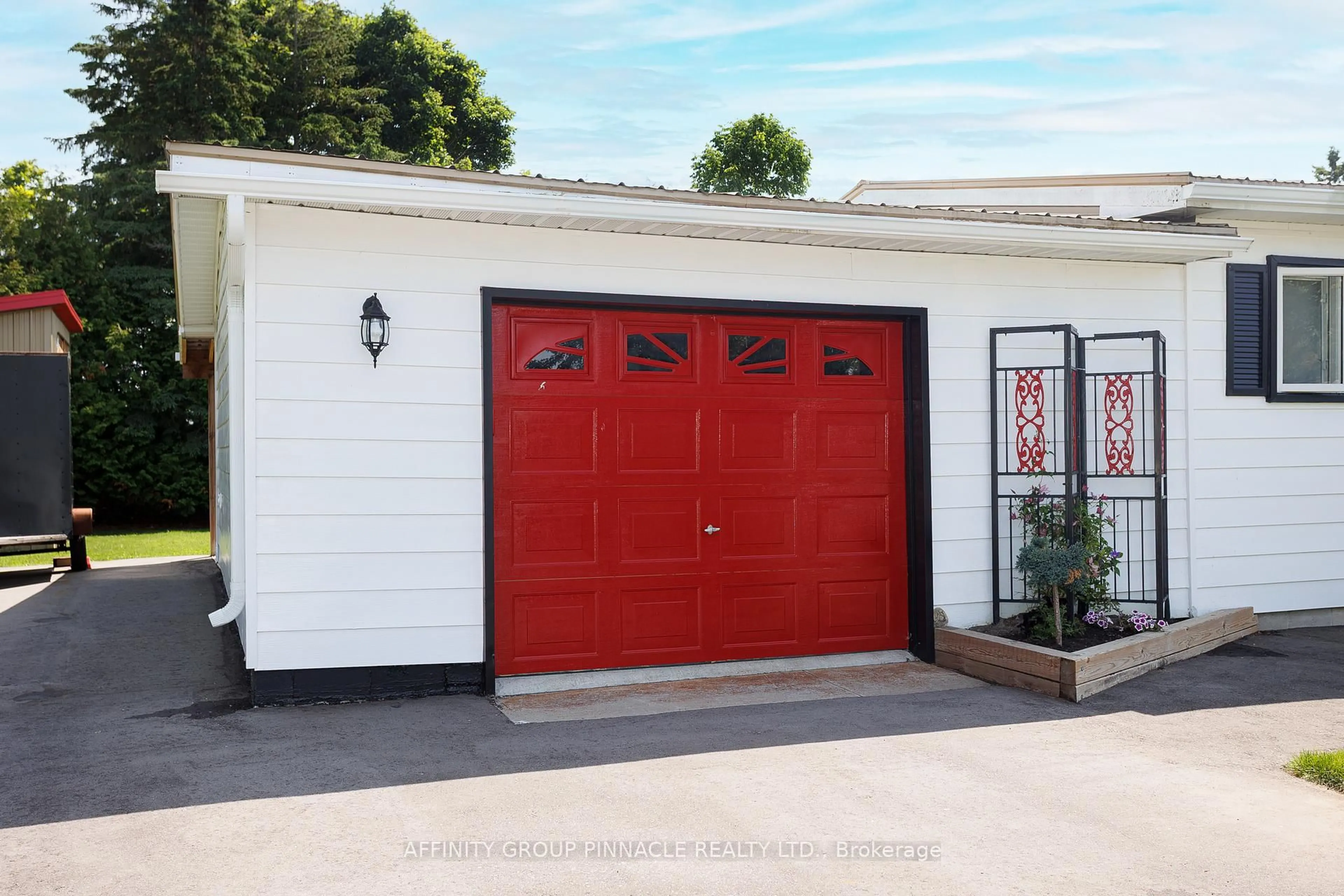 Indoor garage for 18 Vista Dr, Kawartha Lakes Ontario K9V 4R1