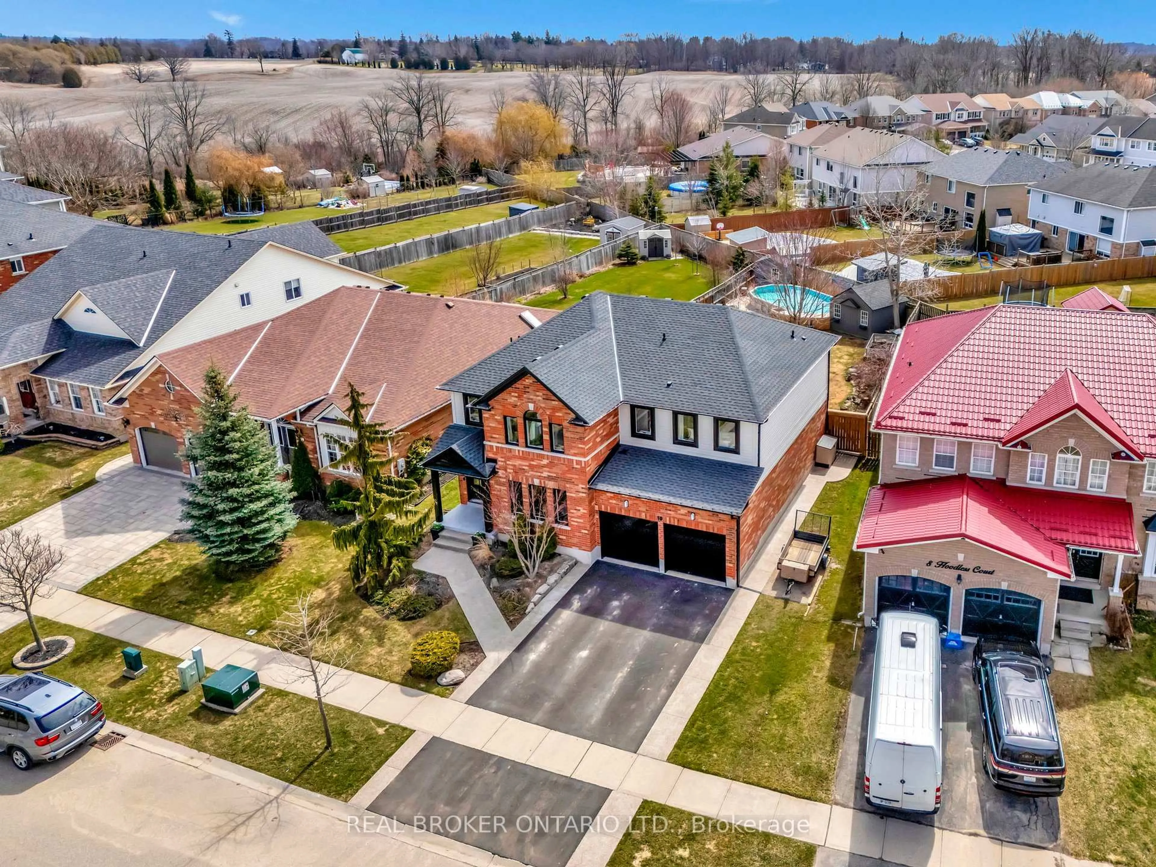 A pic from outside/outdoor area/front of a property/back of a property/a pic from drone, street for 10 Hoodless Crt, Brantford Ontario N3T 0A8