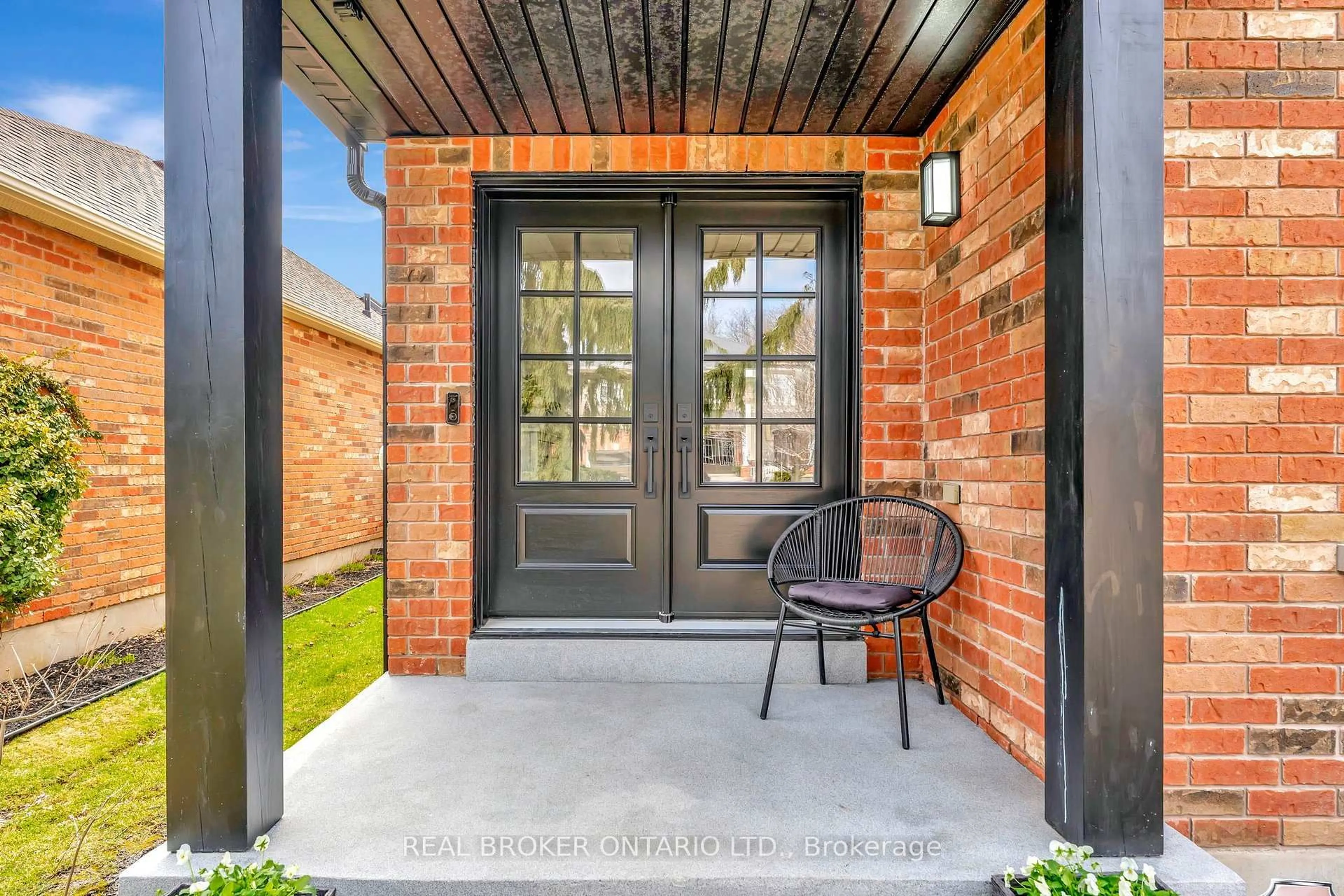 Home with brick exterior material, street for 10 Hoodless Crt, Brantford Ontario N3T 0A8
