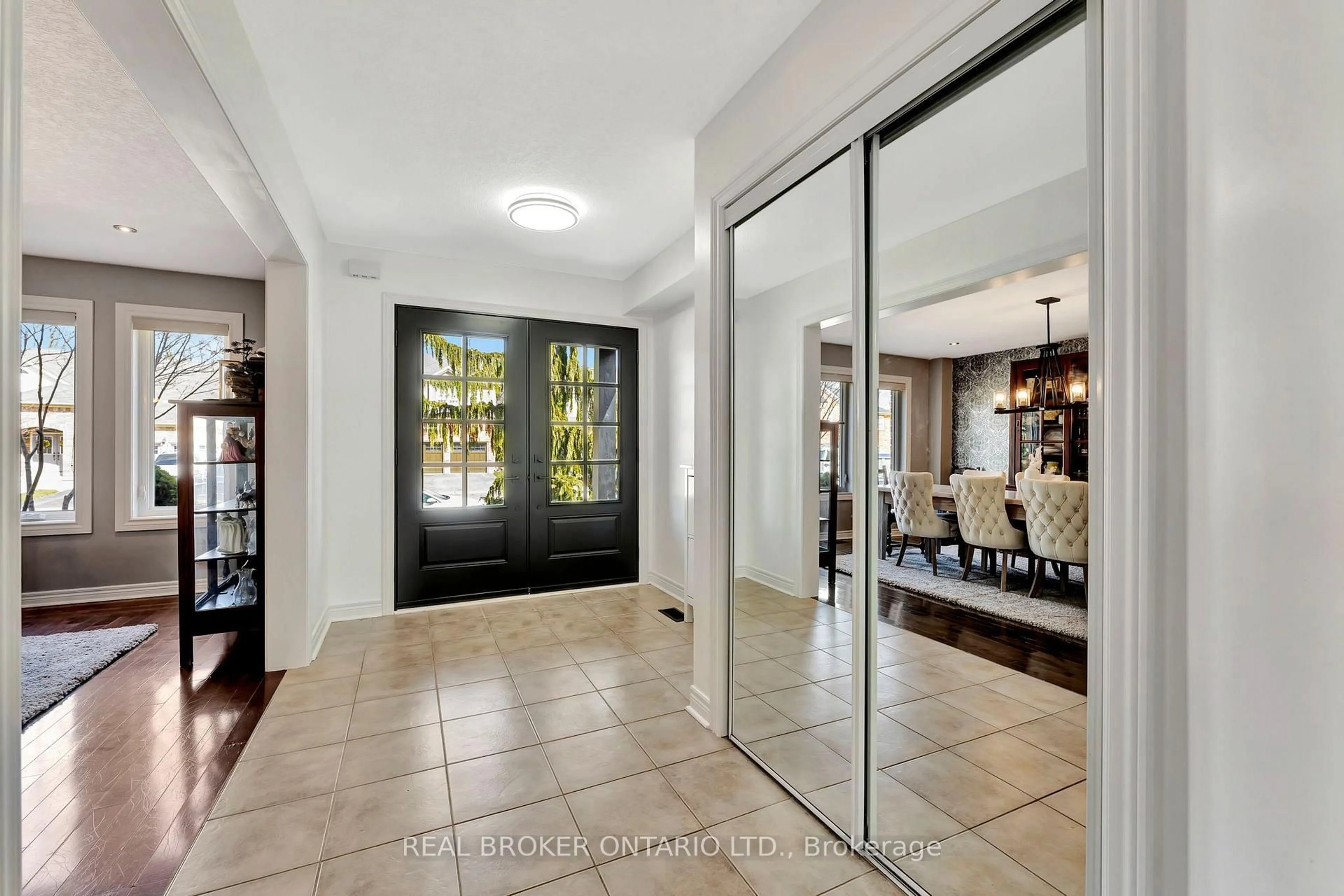 Indoor entryway for 10 Hoodless Crt, Brantford Ontario N3T 0A8