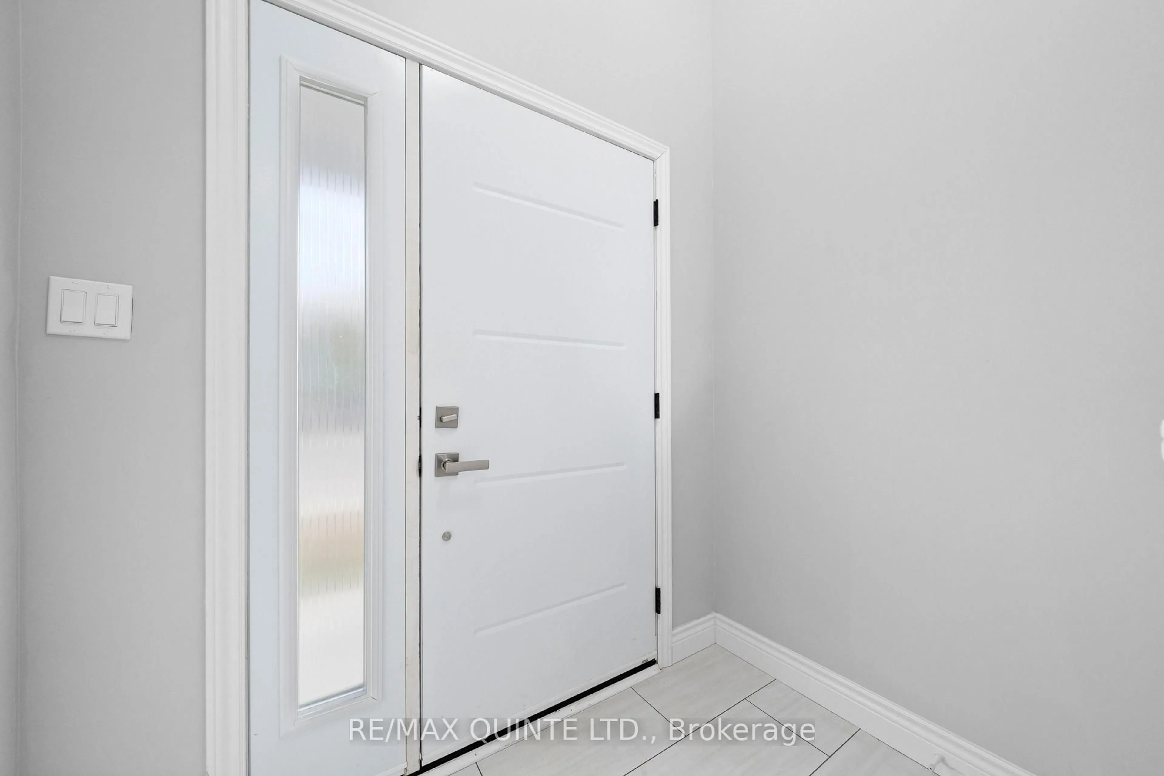 Indoor entryway for 120 STANLEY St, Belleville Ontario K8N 4A1