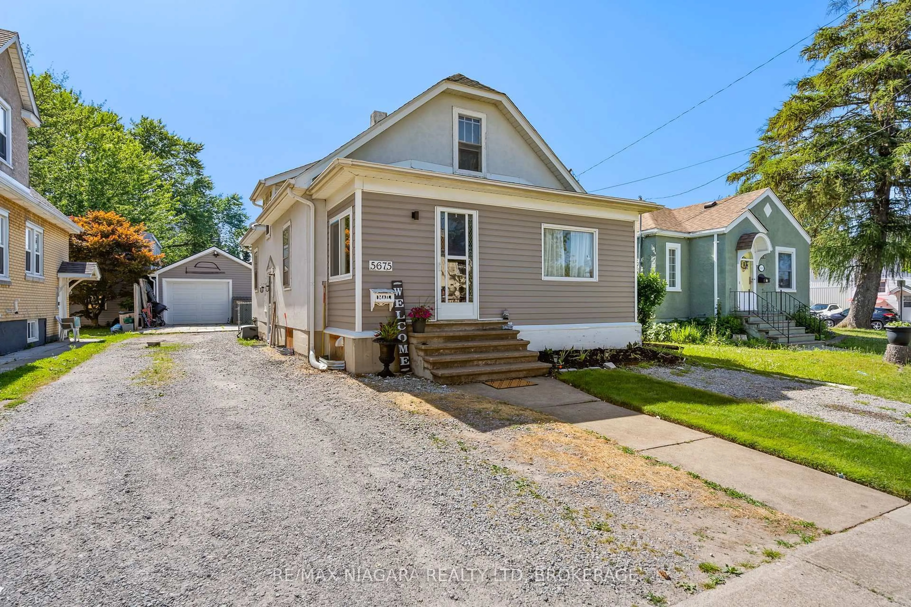 Home with vinyl exterior material, street for 5675 Temperance Ave, Niagara Falls Ontario L2G 4A6