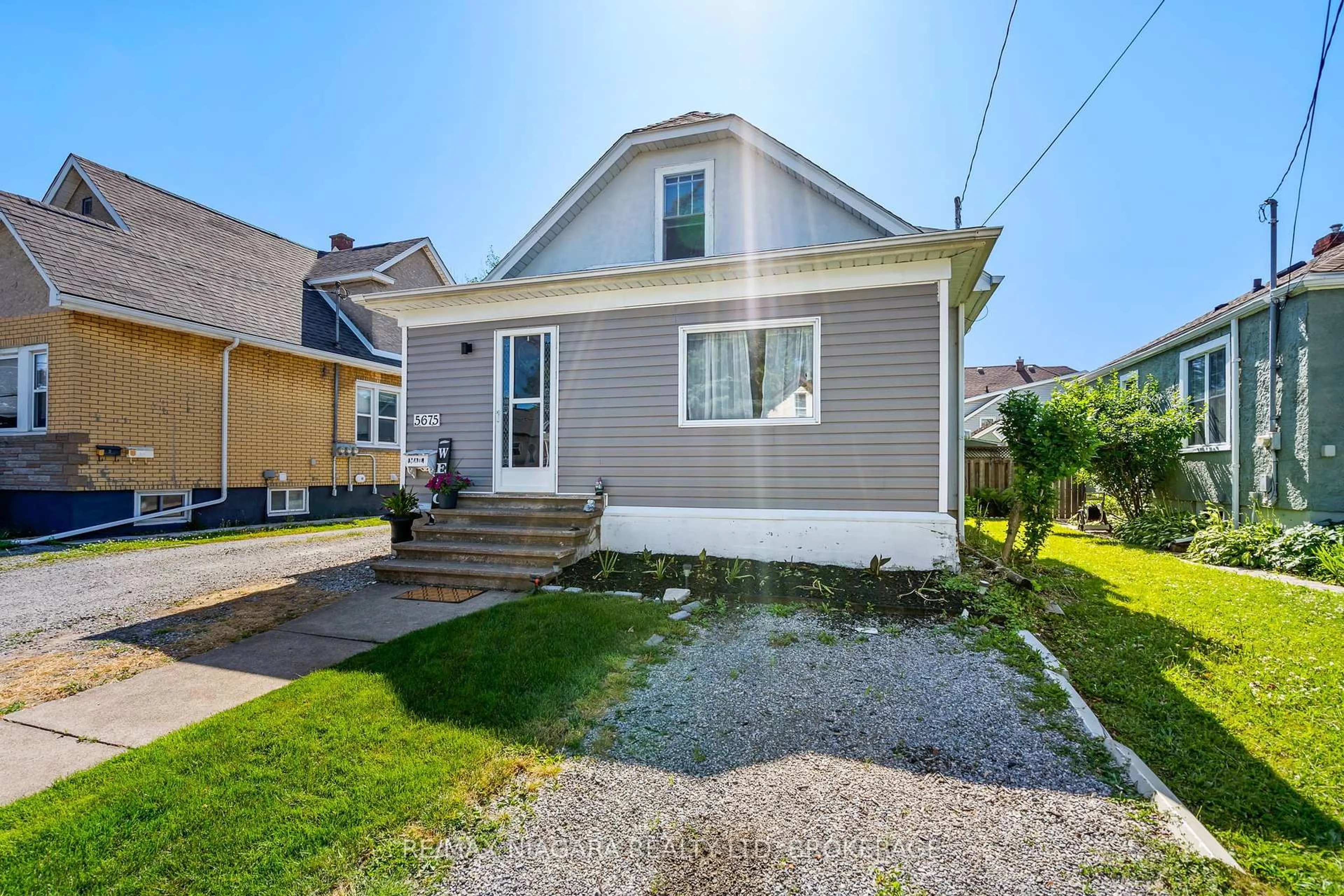 Home with vinyl exterior material, street for 5675 Temperance Ave, Niagara Falls Ontario L2G 4A6