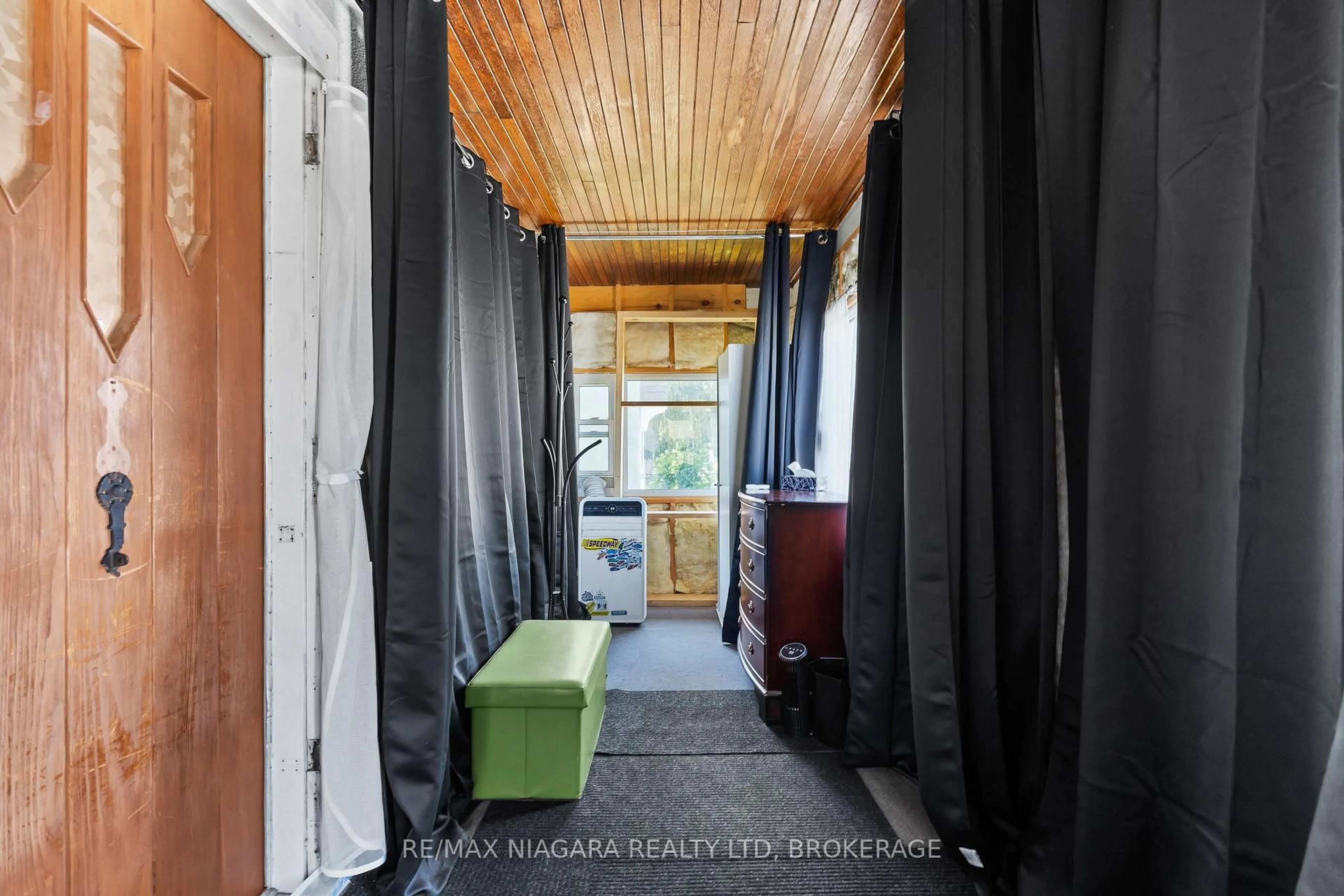 Indoor entryway for 5675 Temperance Ave, Niagara Falls Ontario L2G 4A6