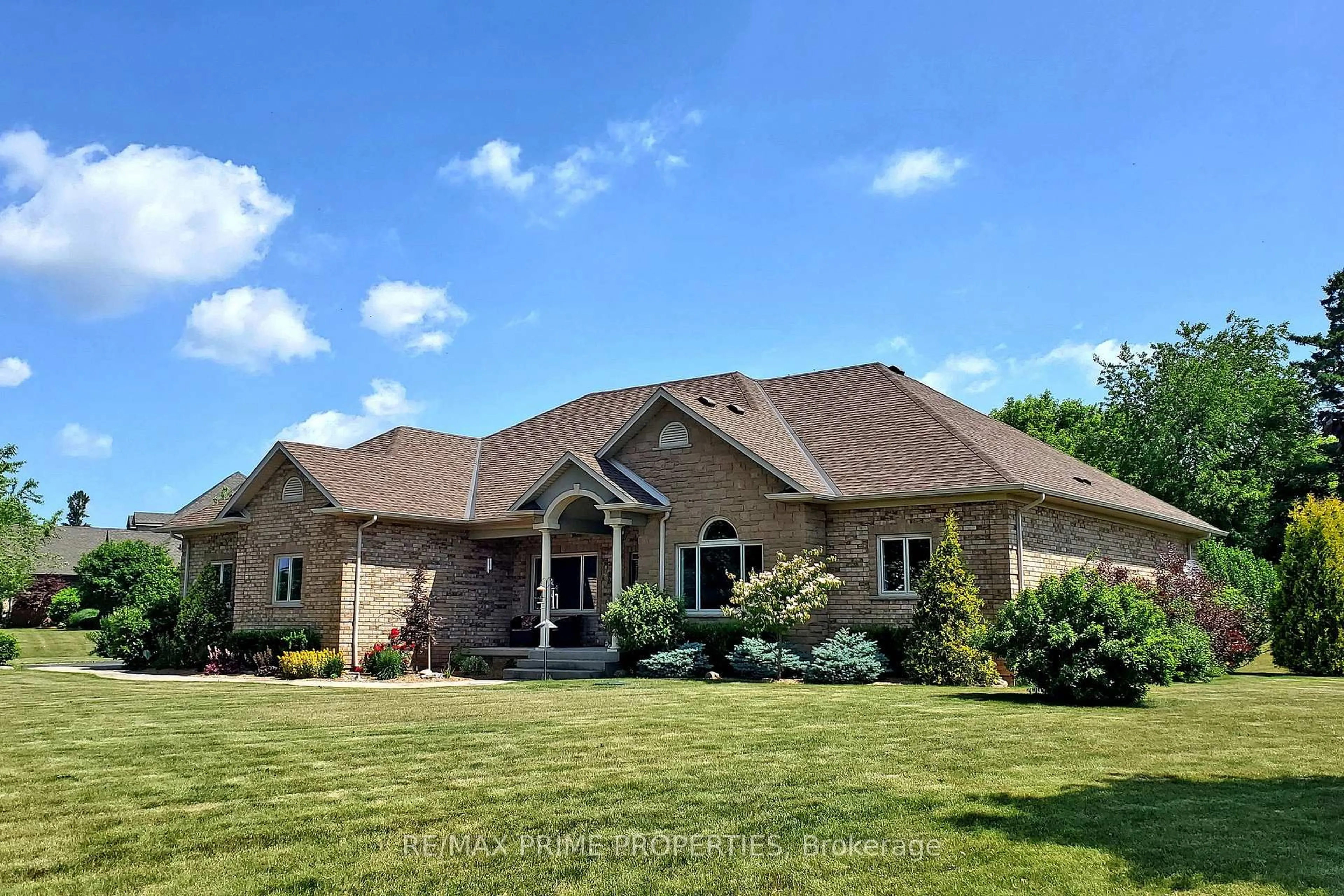 Home with brick exterior material, unknown for 116 Midsummers Lane, Hamilton Ontario L9H 7R4