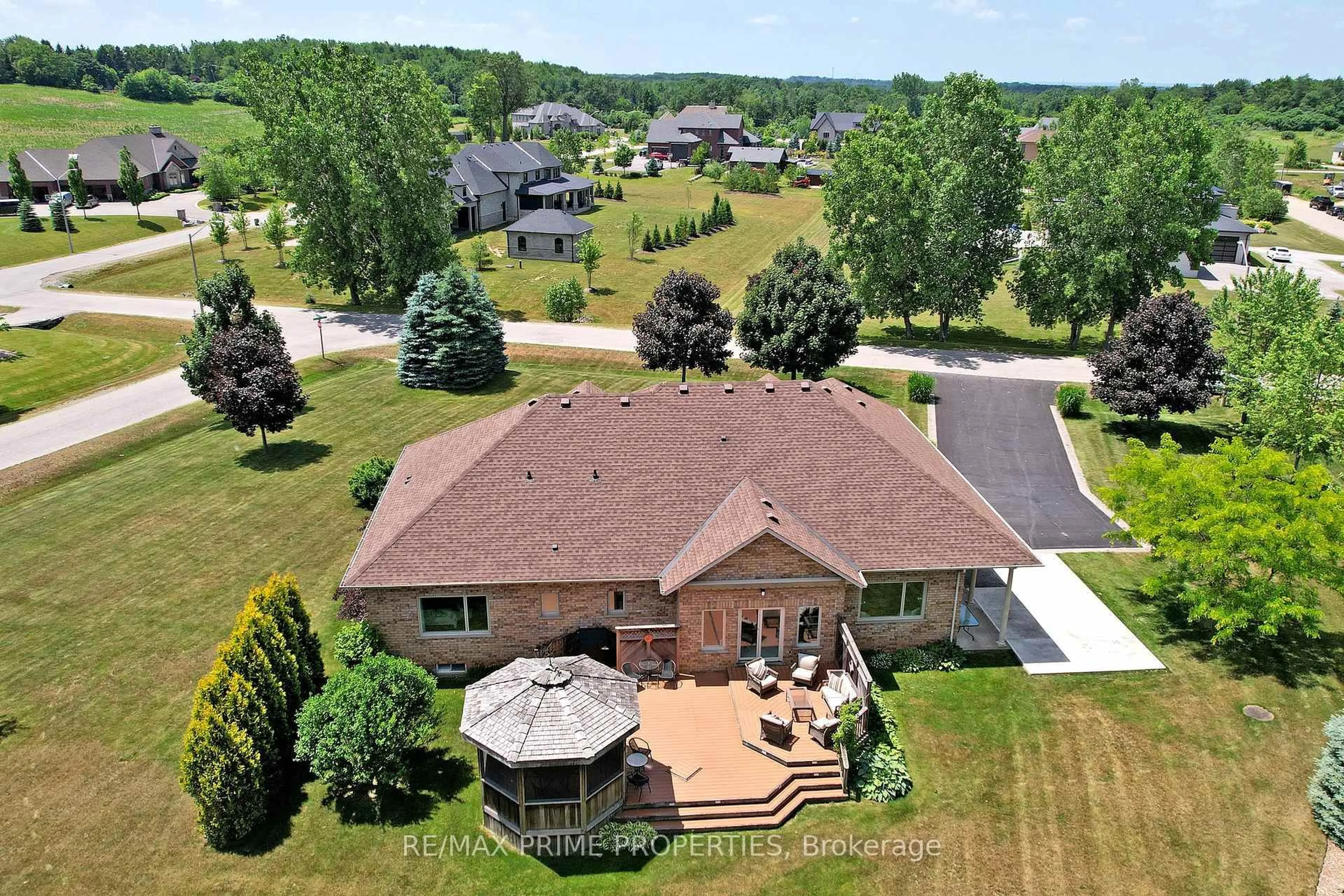 A pic from outside/outdoor area/front of a property/back of a property/a pic from drone, water/lake/river/ocean view for 116 Midsummers Lane, Hamilton Ontario L9H 7R4