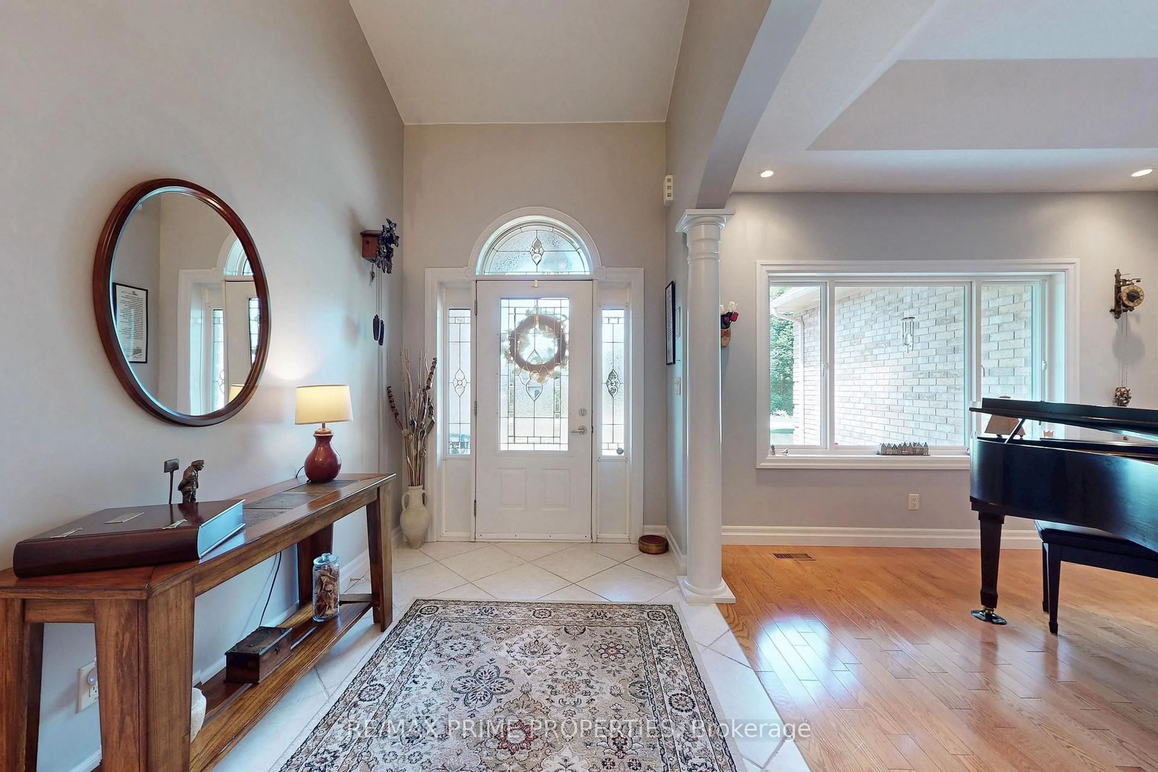 Indoor entryway for 116 Midsummers Lane, Hamilton Ontario L9H 7R4